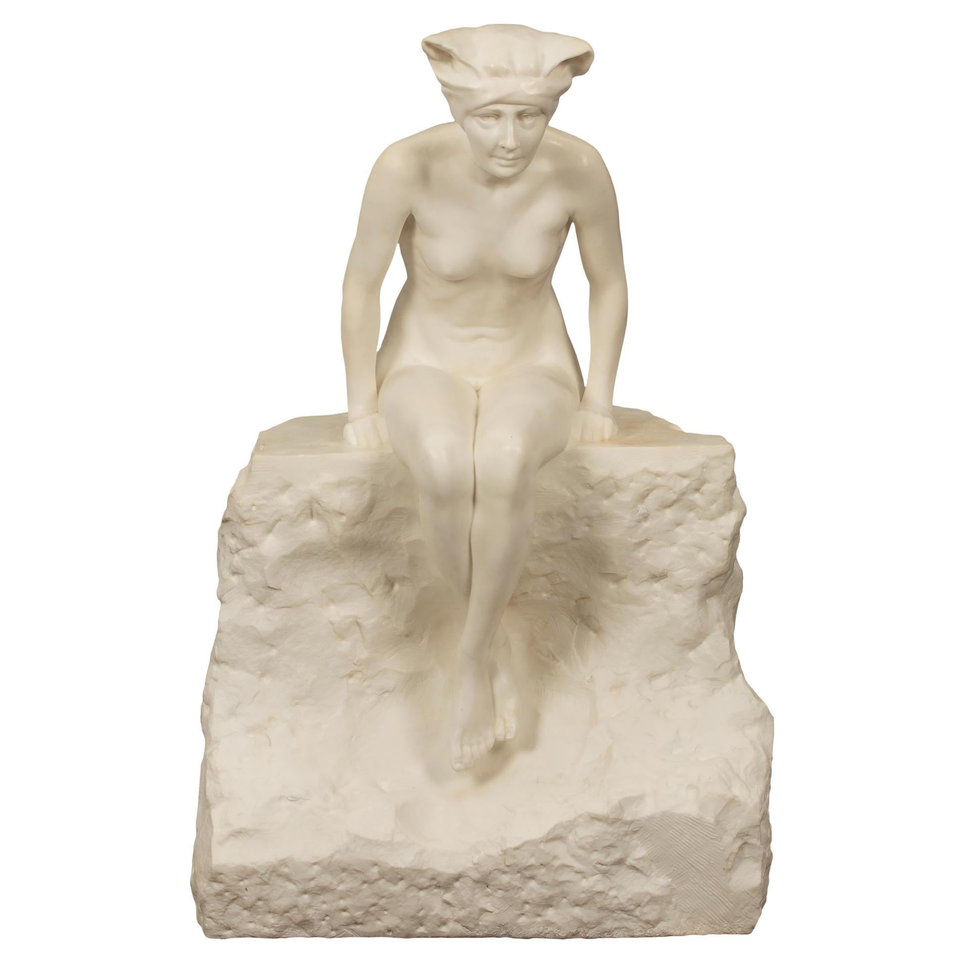 Italienische Statue einer auf einem Felsen sitzenden Jungfrau aus weißem Carrara-Marmor aus dem 19. Jahrhundert