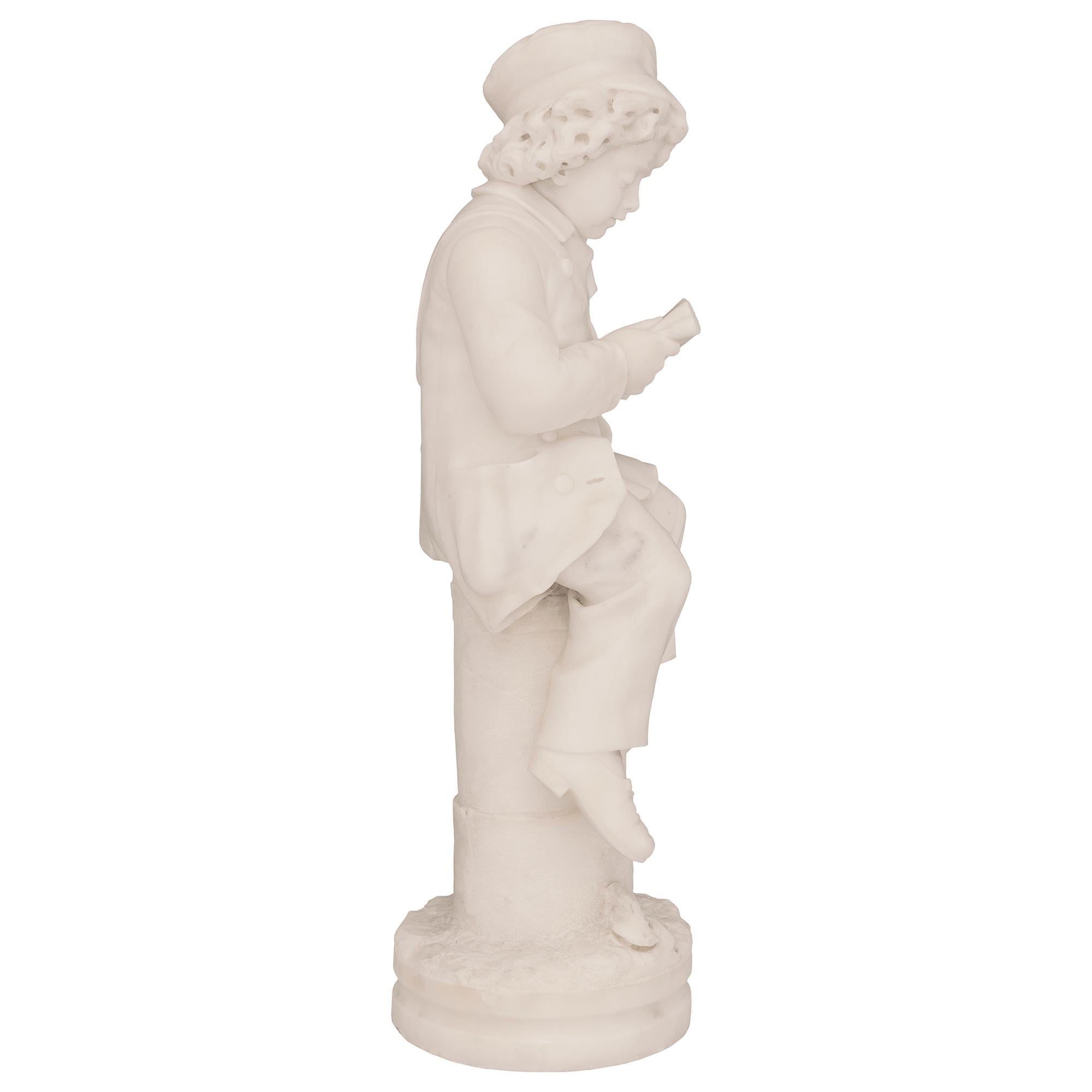 XIXe siècle Statue italienne du 19ème siècle en marbre blanc de Carrare représentant un jeune garçon lisant un livre en vente