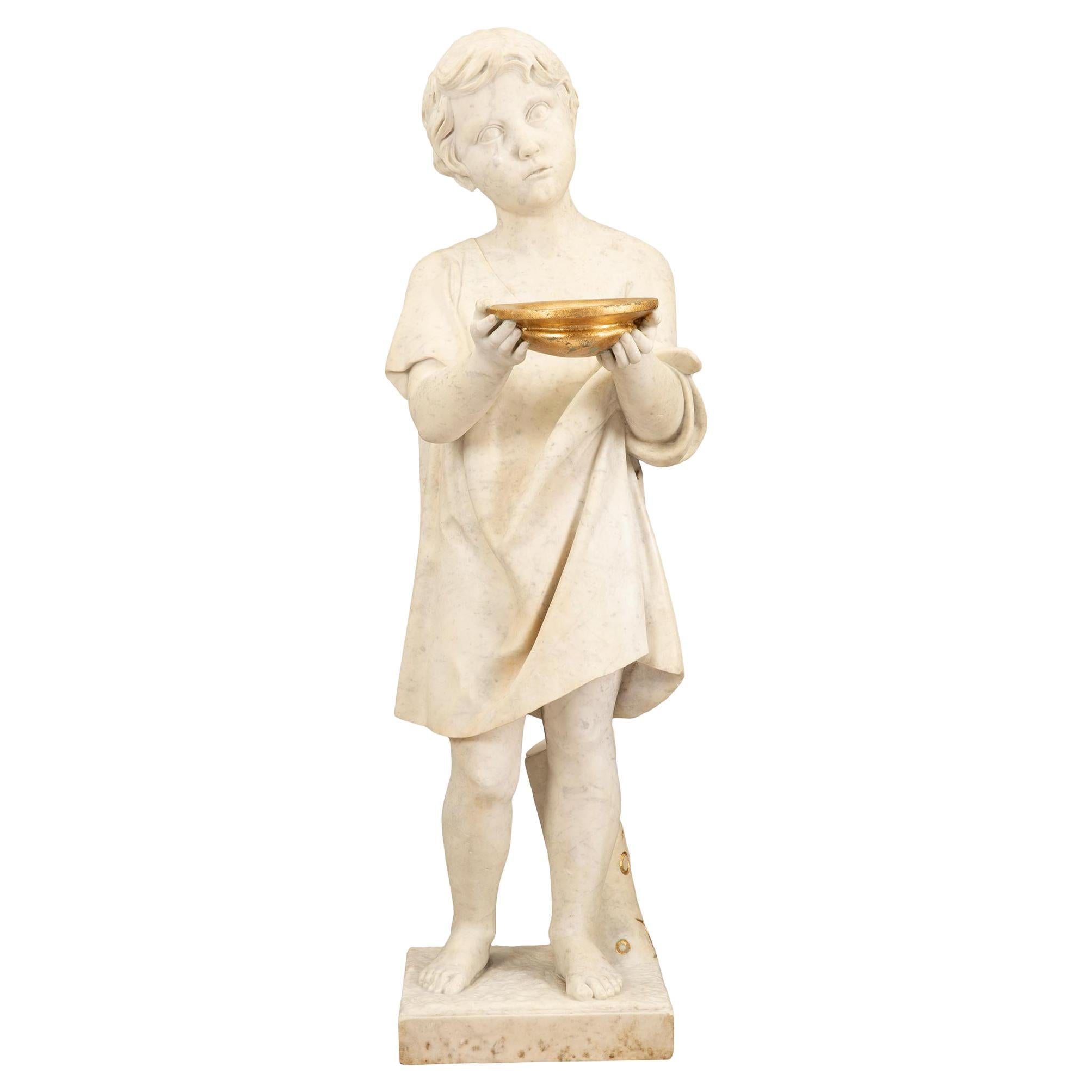 Statue italienne du 19ème siècle en marbre blanc de Carrare représentant un jeune garçon avec des détails dorés