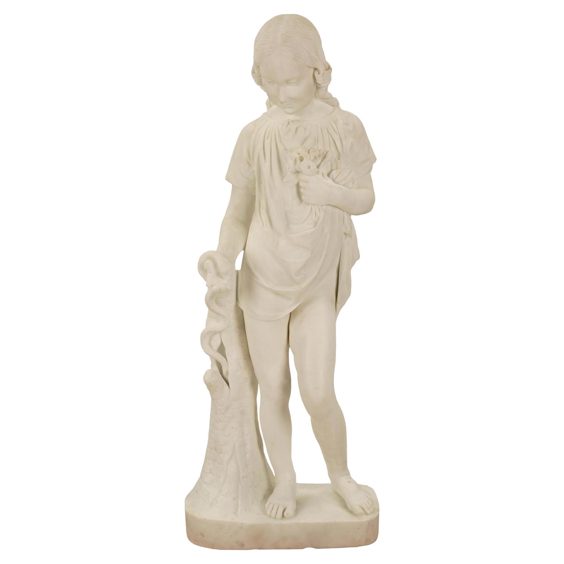 Statue italienne du XIXe siècle en marbre blanc de Carrare représentant une jeune fille et un serpent