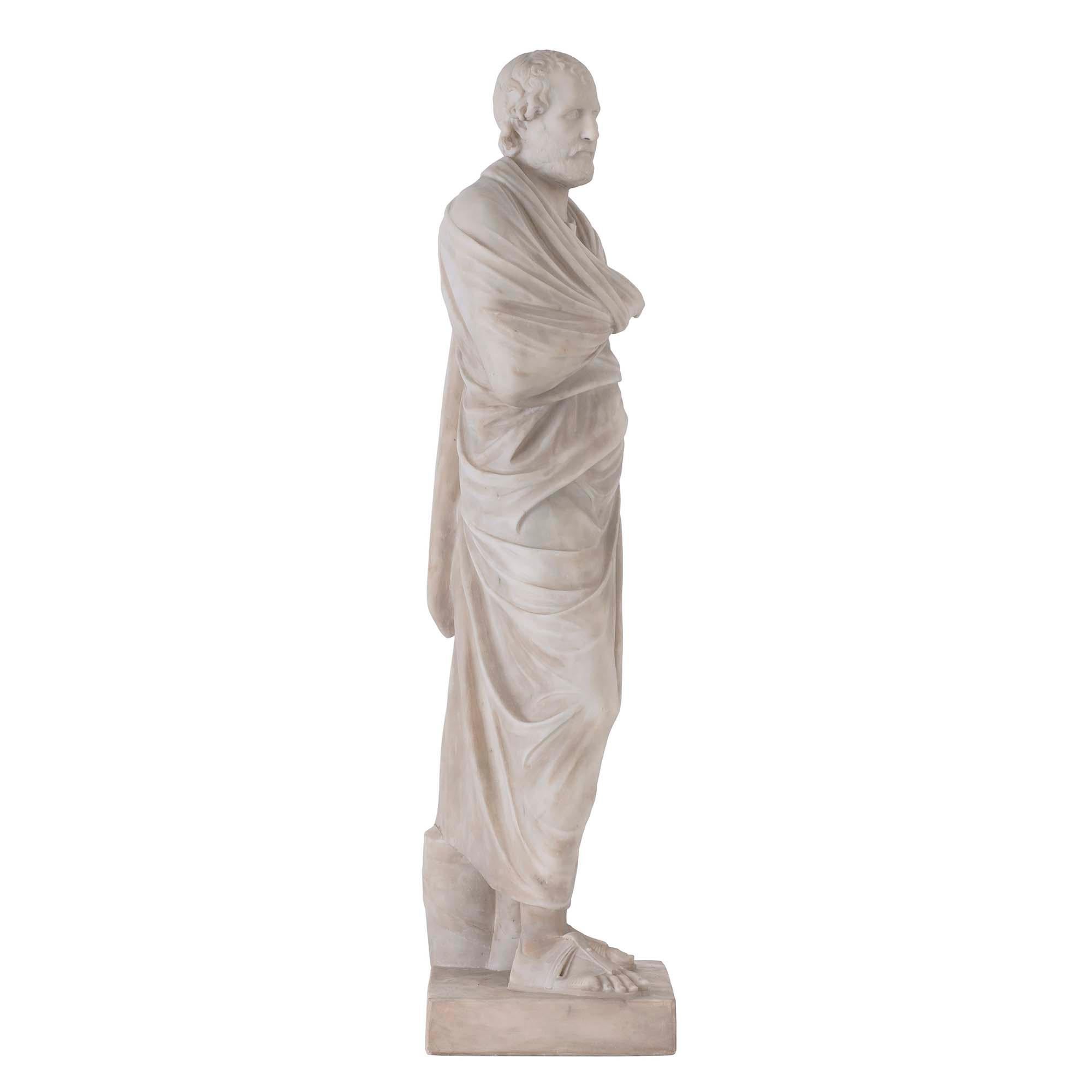 Belle statue italienne du début du XIXe siècle en marbre blanc de Carrare représentant Eschines. La sculpture repose sur une base rectangulaire. Le philosophe porte des vêtements drapés et des chaussures classiques. Extrêmement bien exécuté, avec