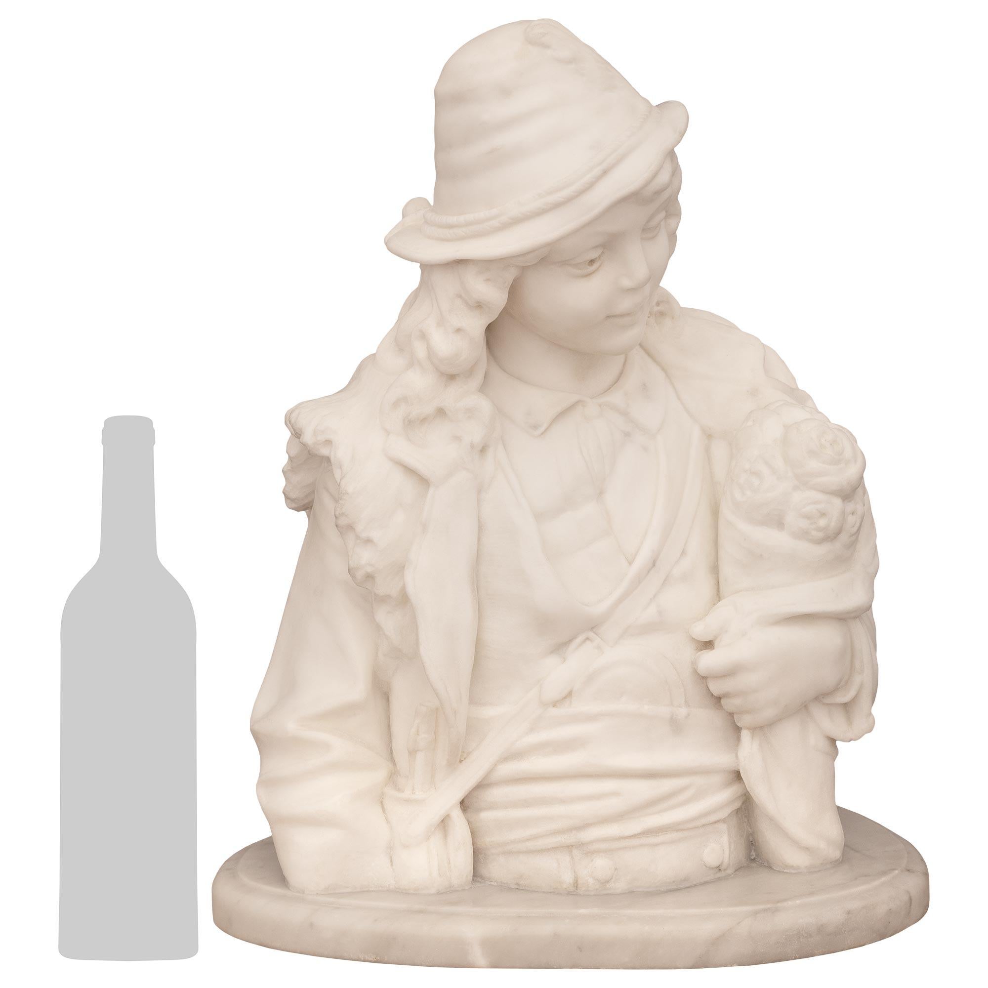 Un'affascinante e decorativa statua in marmo bianco di Carrara del XIX secolo raffigurante un uomo che corteggia. Questa statua finemente scolpita di un giovane italiano poggia su una base ovale in marmo con un bel bordo screziato. Il giovane