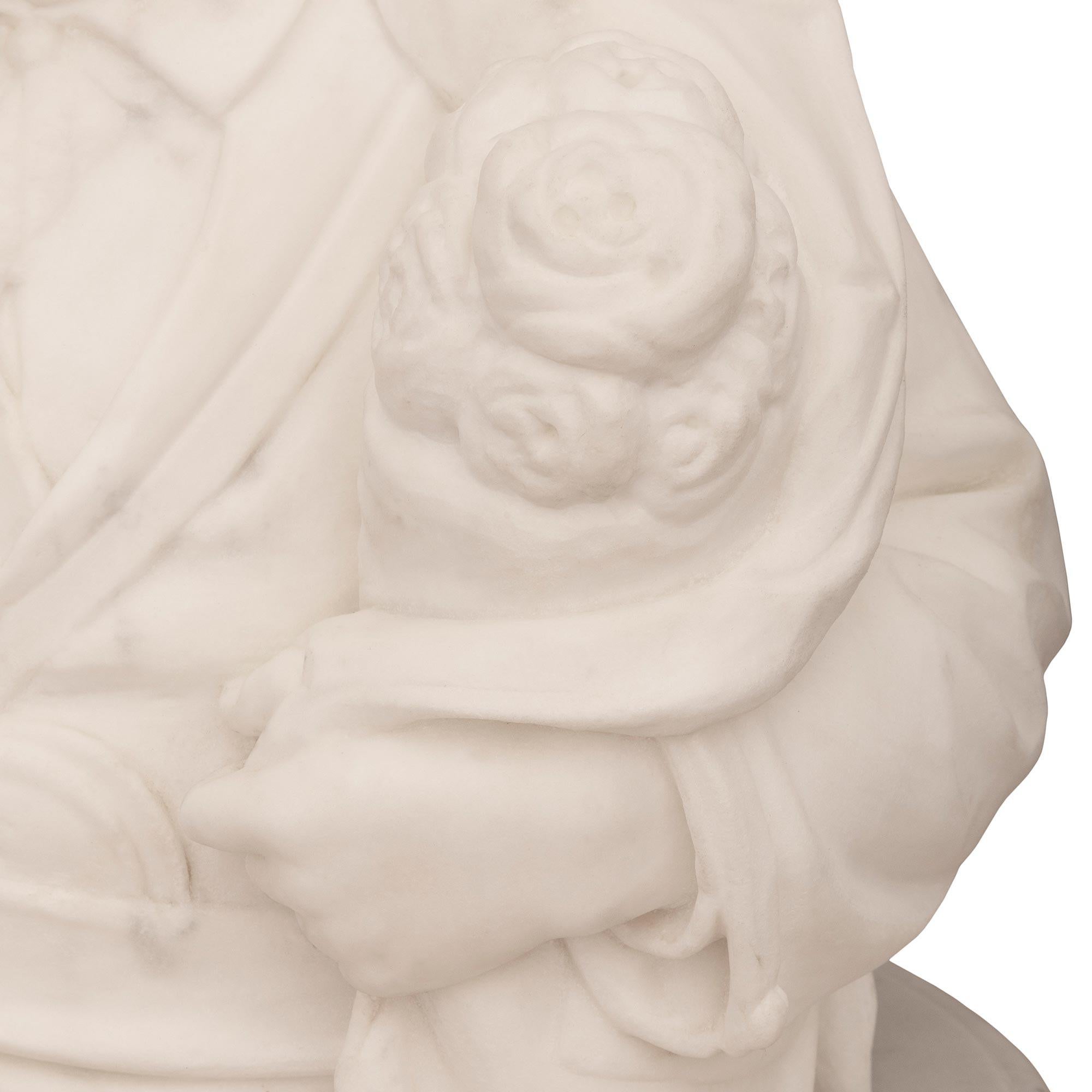 Statua italiana in marmo bianco di Carrara del XIX secolo raffigurante un uomo che corteggia in vendita 1