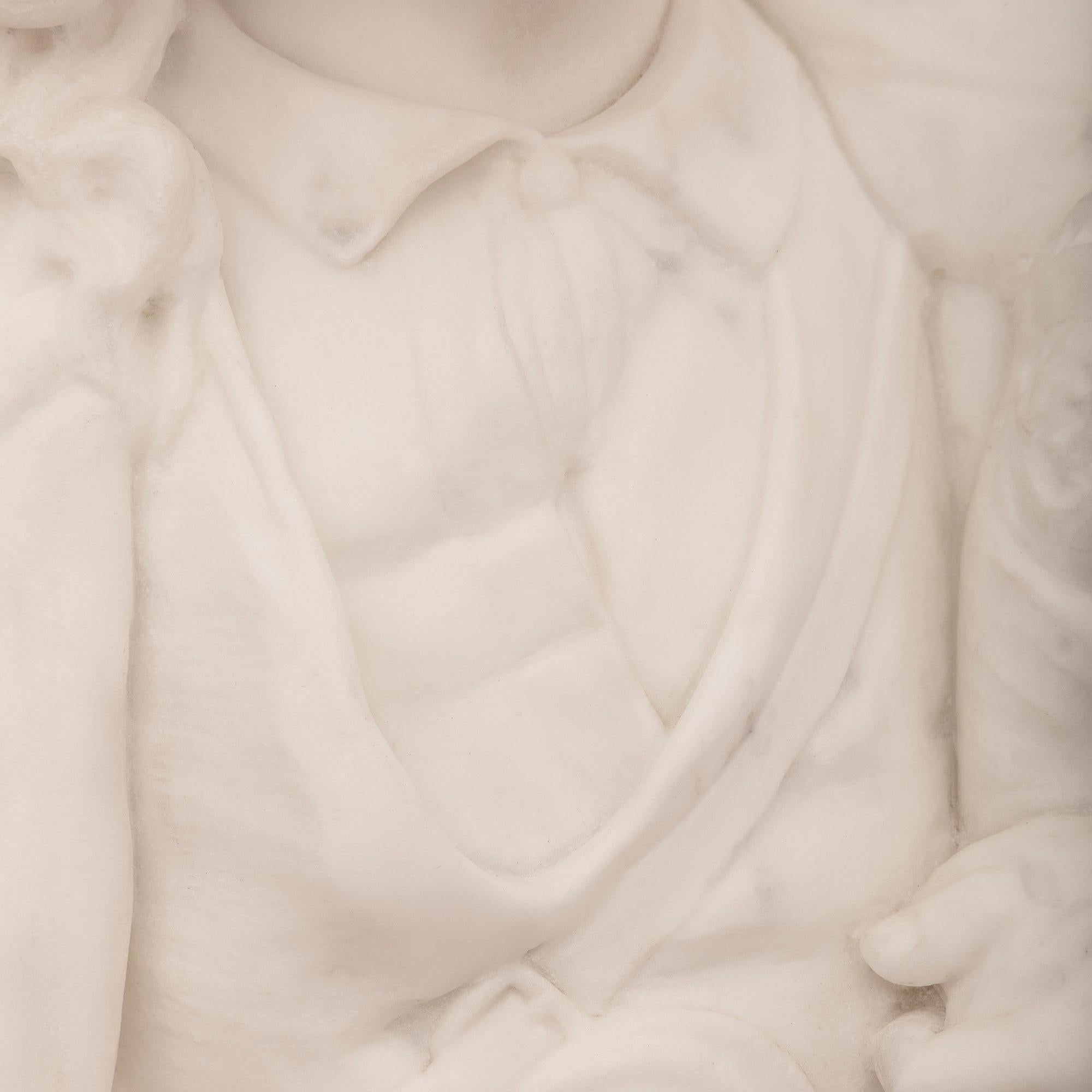 Statua italiana in marmo bianco di Carrara del XIX secolo raffigurante un uomo che corteggia in vendita 2