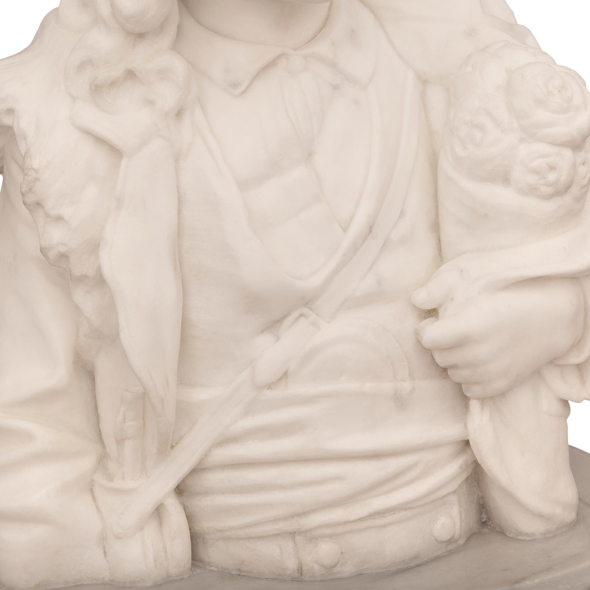 Statua italiana in marmo bianco di Carrara del XIX secolo raffigurante un uomo che corteggia in vendita 3