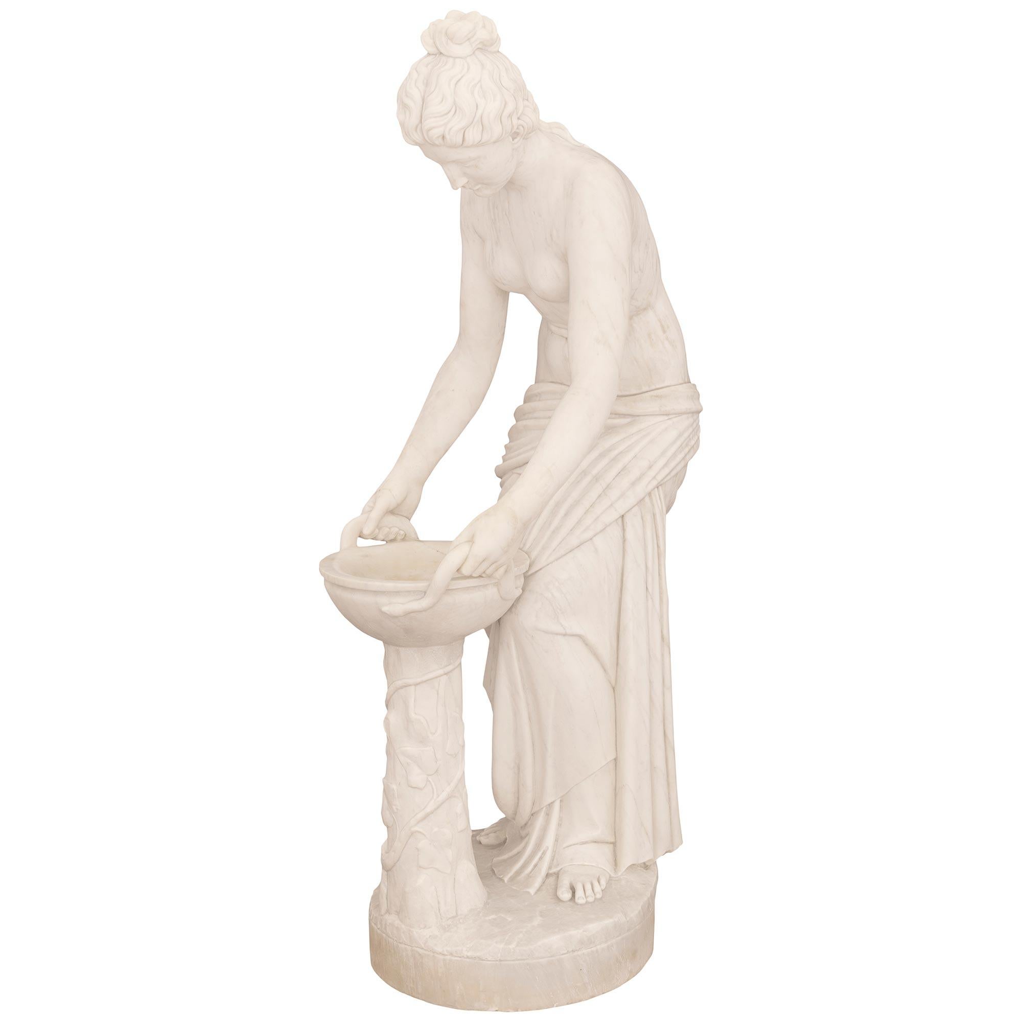 Italiano Statua italiana in marmo bianco di Carrara del XIX secolo raffigurante Ebe in vendita