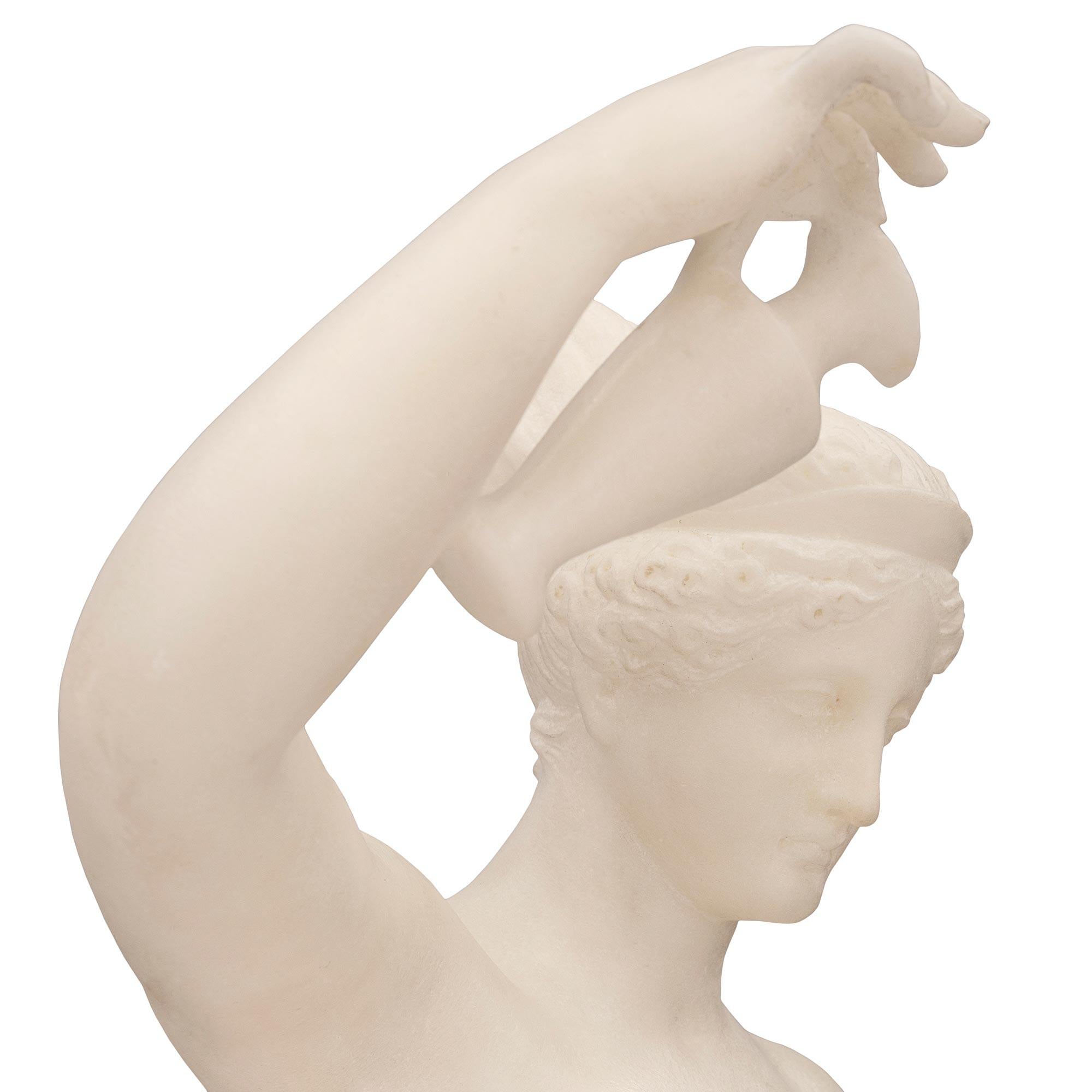 Statue italienne d'Hébé en marbre blanc de Carrare du 19ème siècle Bon état - En vente à West Palm Beach, FL