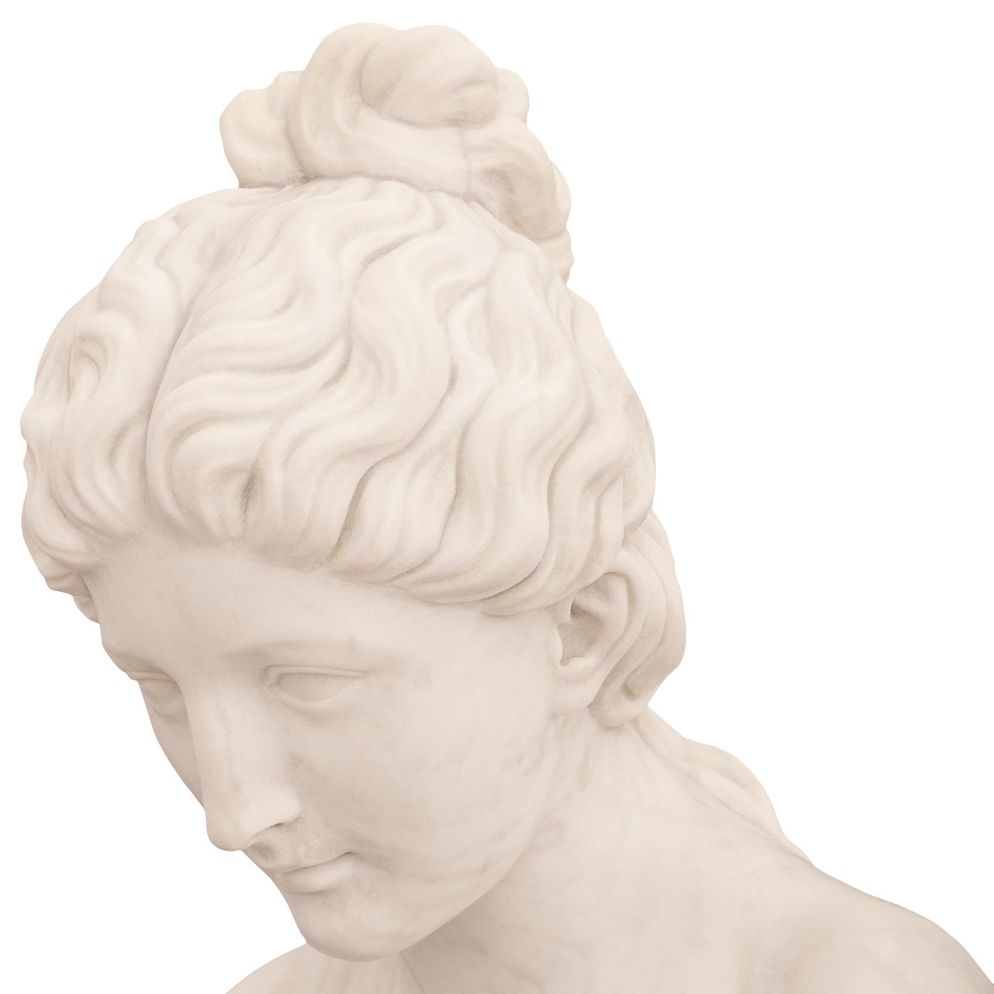 Marmo Statua italiana in marmo bianco di Carrara del XIX secolo raffigurante Ebe in vendita