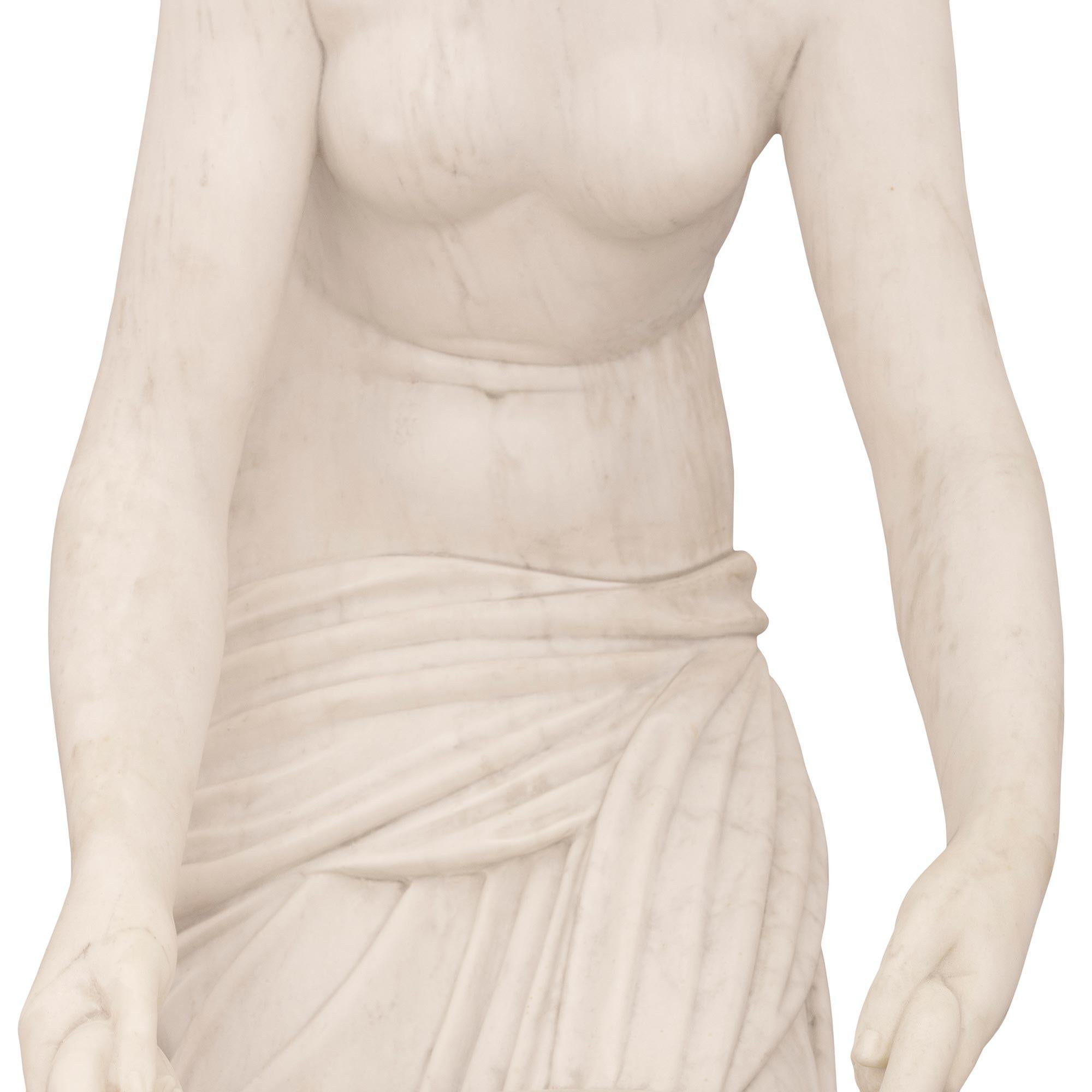 Statua italiana in marmo bianco di Carrara del XIX secolo raffigurante Ebe in vendita 1