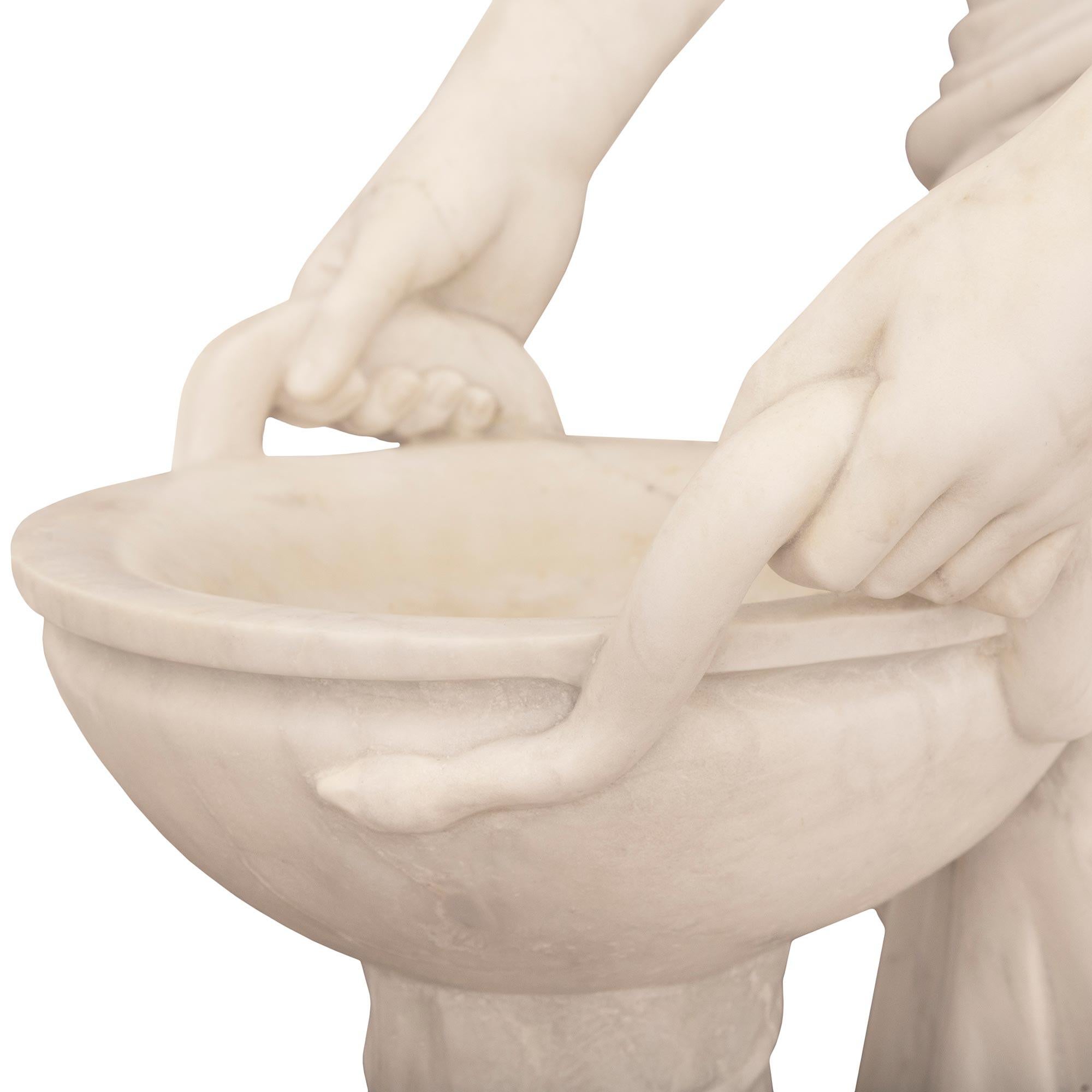 Statua italiana in marmo bianco di Carrara del XIX secolo raffigurante Ebe in vendita 2