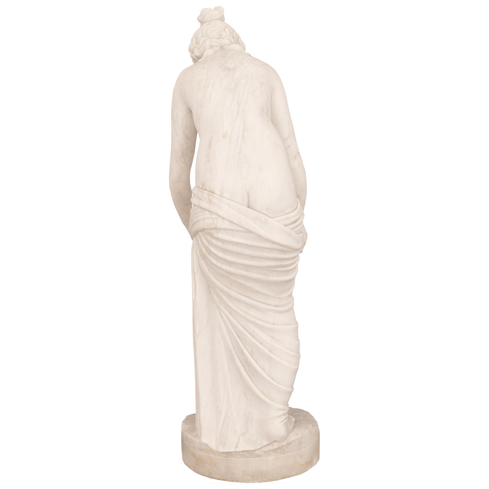 Statua italiana in marmo bianco di Carrara del XIX secolo raffigurante Ebe in vendita 4