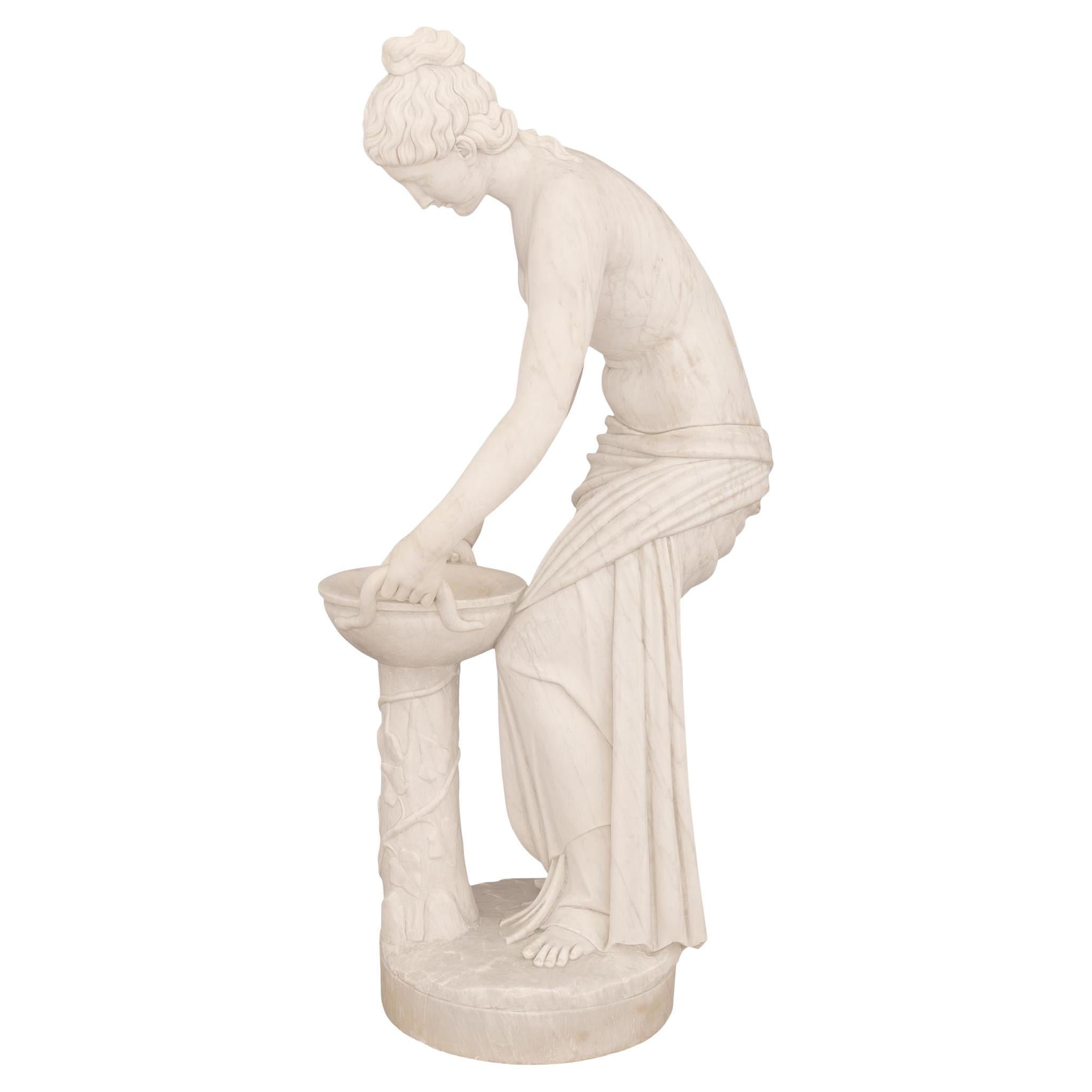 Statua italiana in marmo bianco di Carrara del XIX secolo raffigurante Ebe