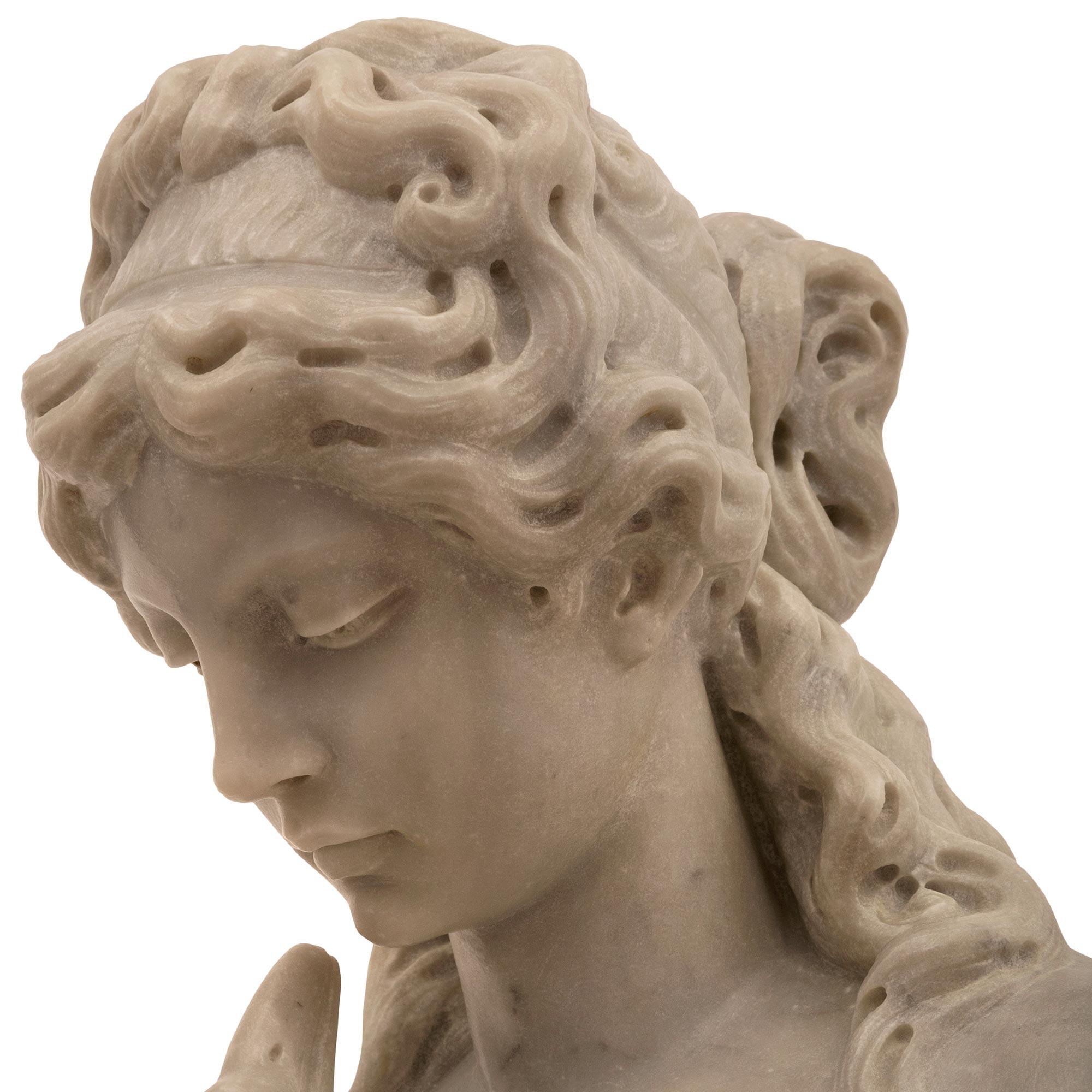 Statue italienne du XIXe siècle en marbre blanc de Carrare représentant Léda et le Swan en vente 2