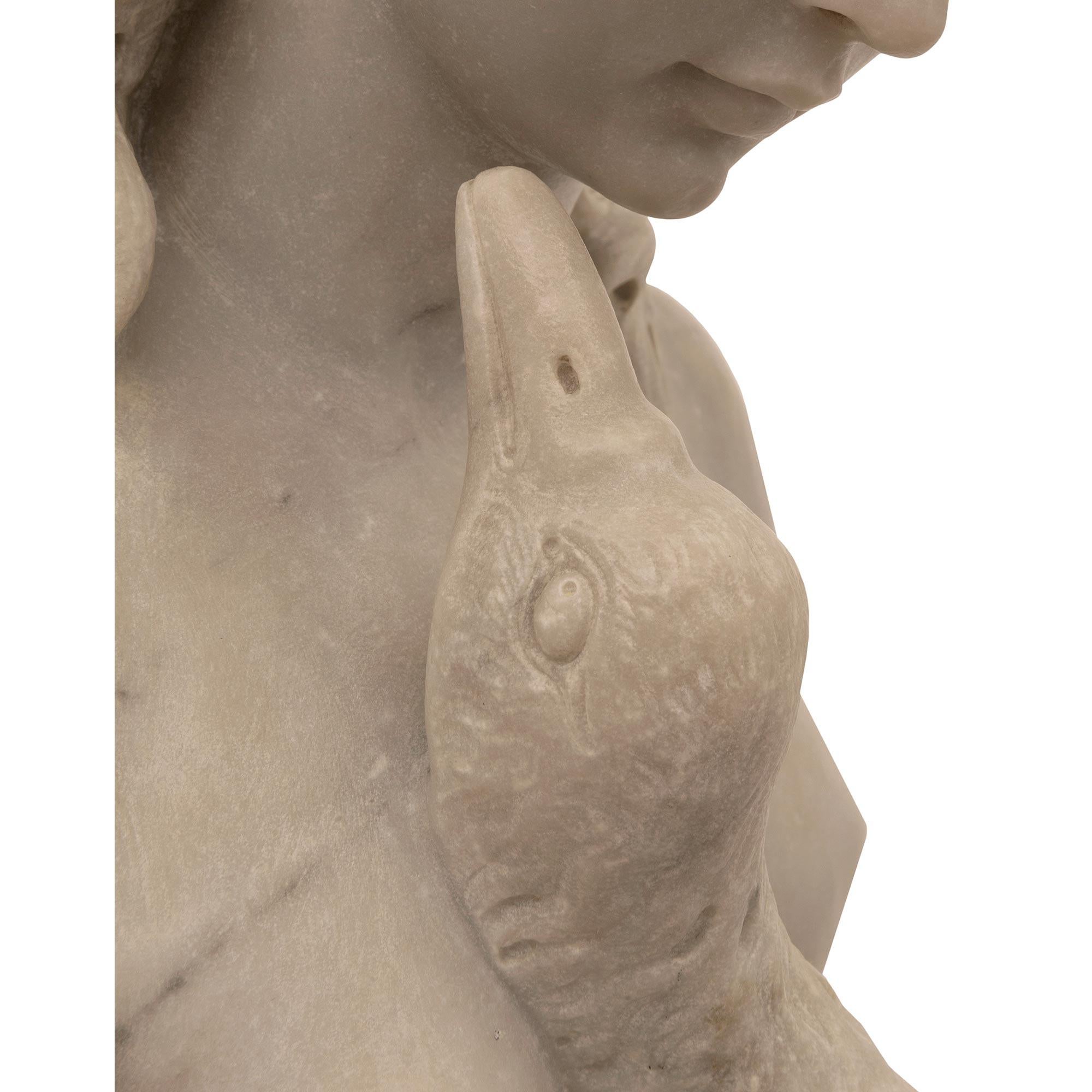 Statue italienne du XIXe siècle en marbre blanc de Carrare représentant Léda et le Swan en vente 3