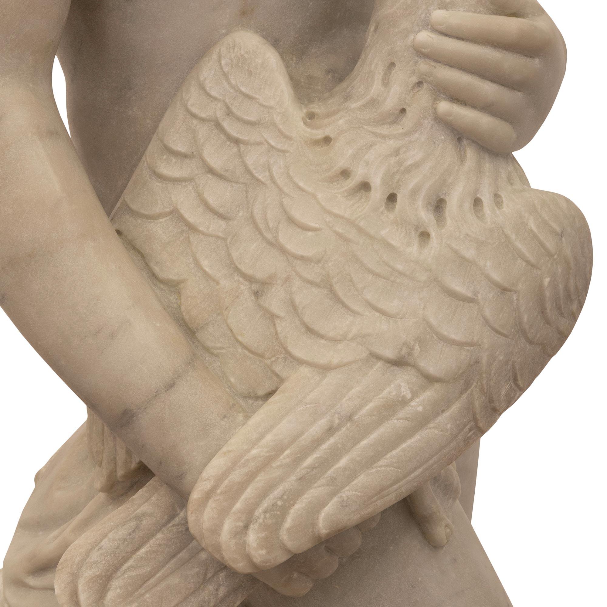 Statue italienne du XIXe siècle en marbre blanc de Carrare représentant Léda et le Swan en vente 4