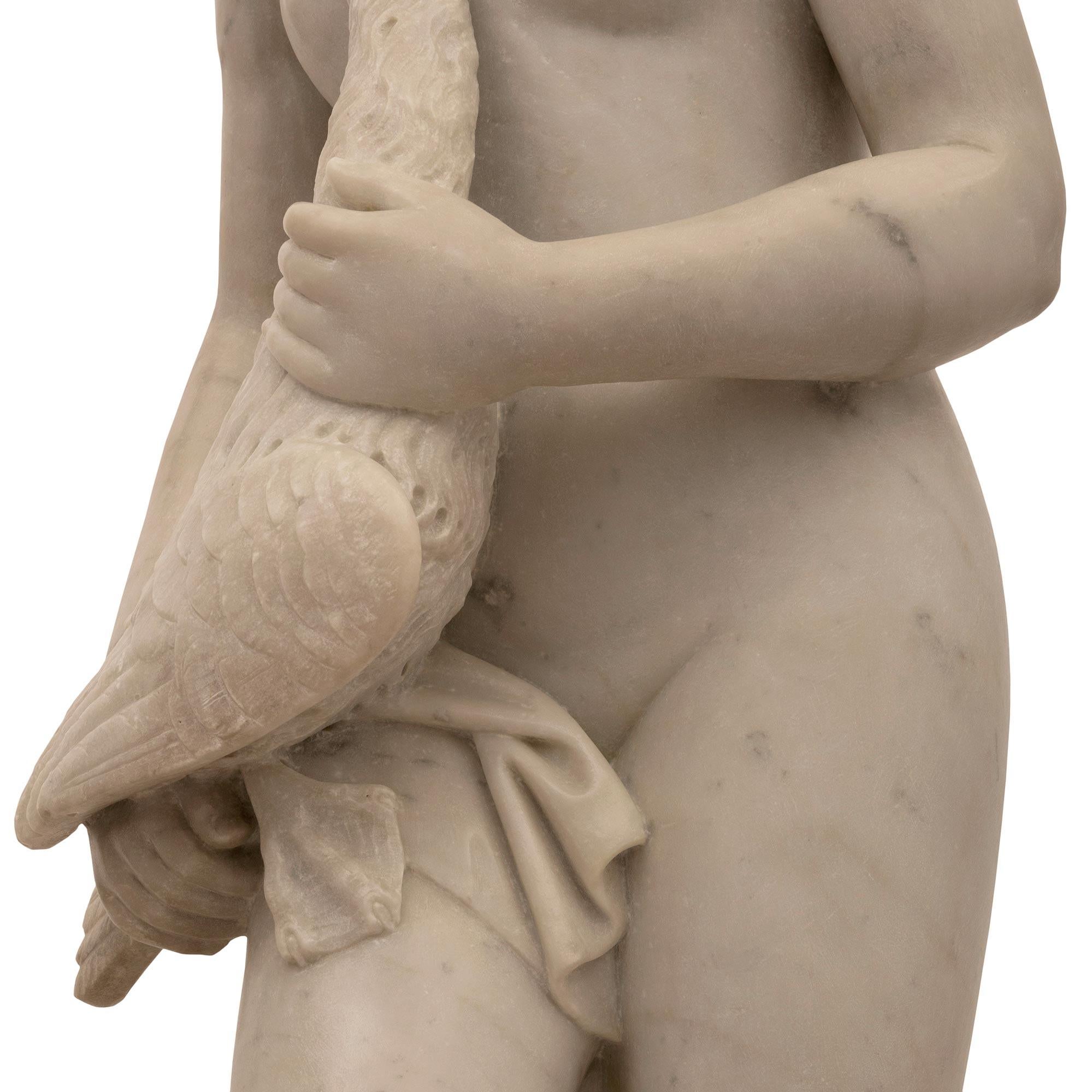 Statue italienne du XIXe siècle en marbre blanc de Carrare représentant Léda et le Swan en vente 5