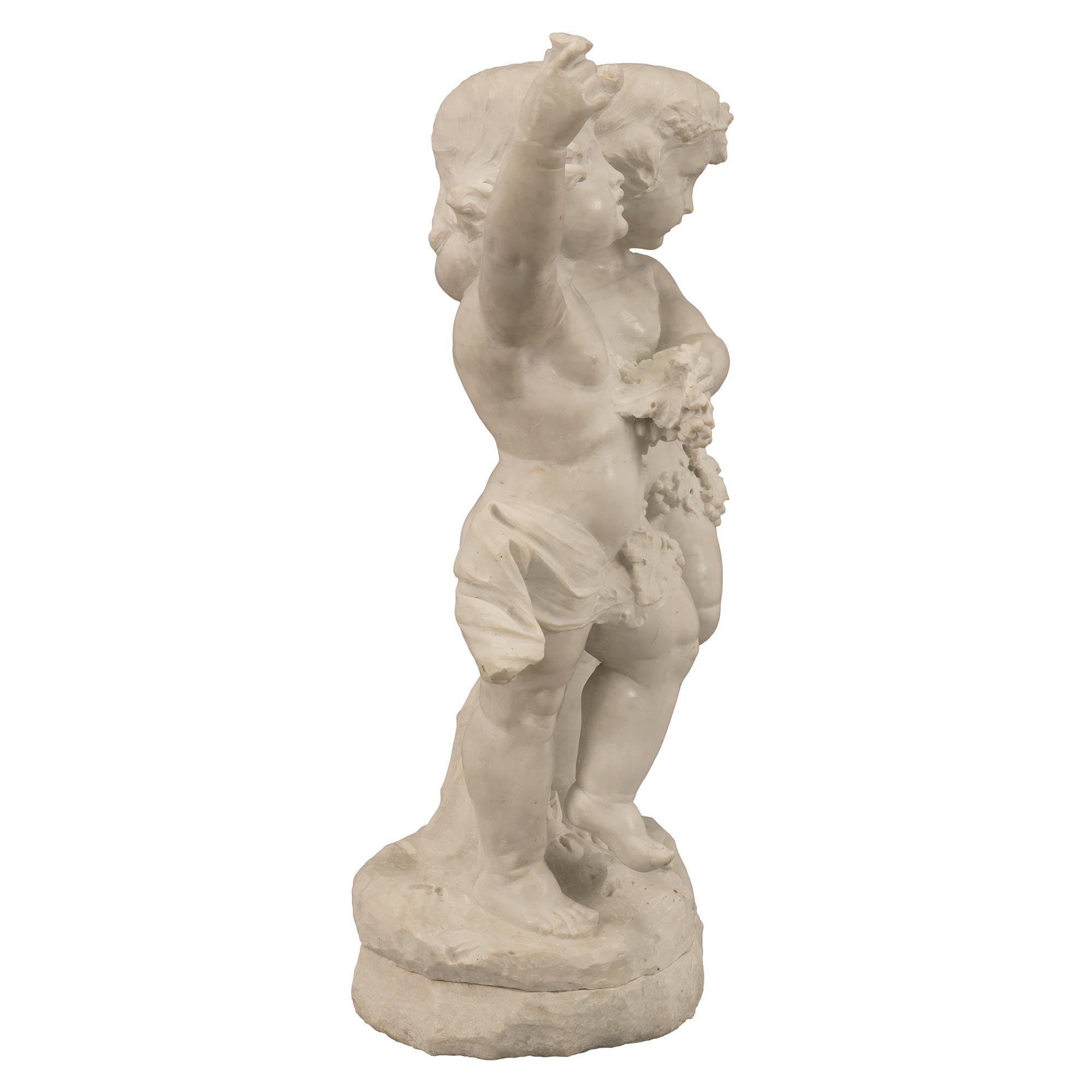 Italiano Statua in marmo bianco di Carrara del XIX secolo di due bambini che giocano in vendita