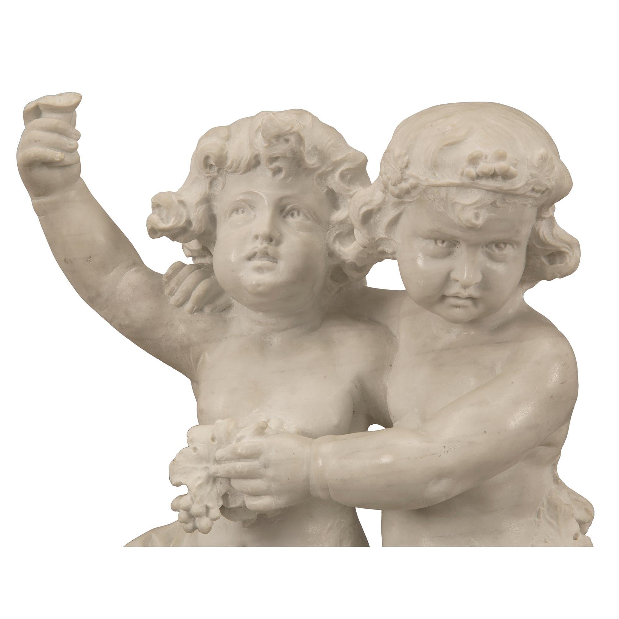 Statue italienne du XIXe siècle en marbre blanc de Carrare représentant deux enfants jouant en vente 1