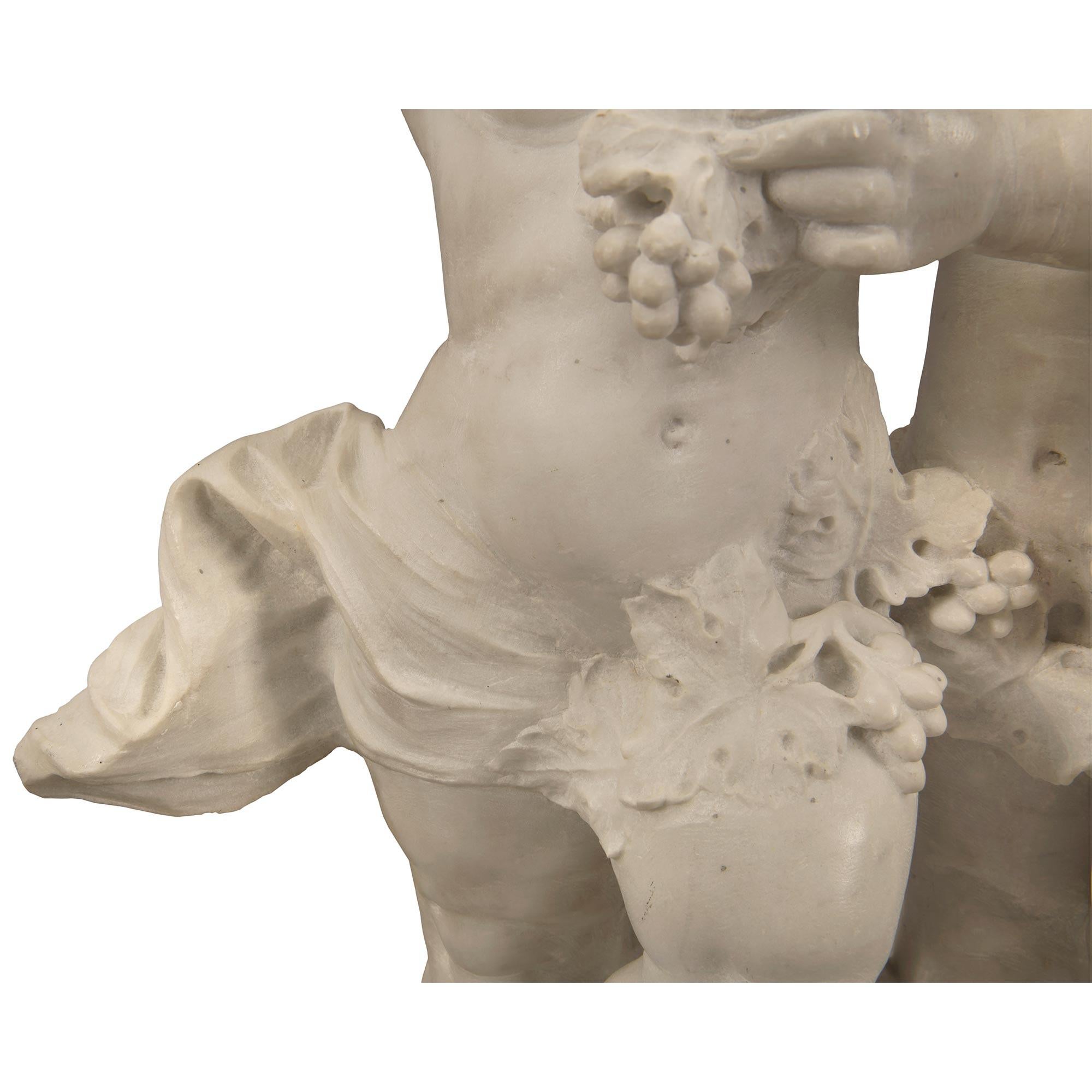 Statue italienne du XIXe siècle en marbre blanc de Carrare représentant deux enfants jouant en vente 3