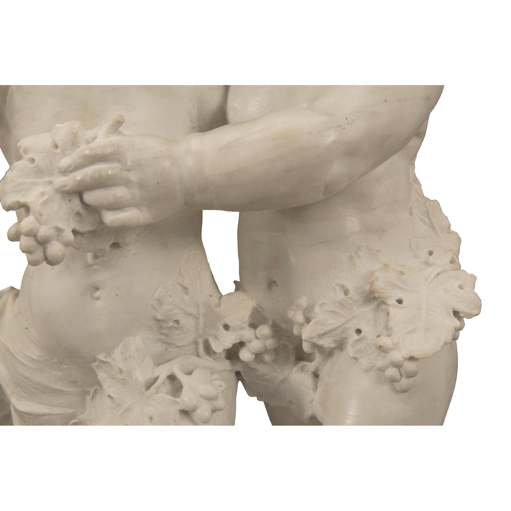 Statue italienne du XIXe siècle en marbre blanc de Carrare représentant deux enfants jouant en vente 4