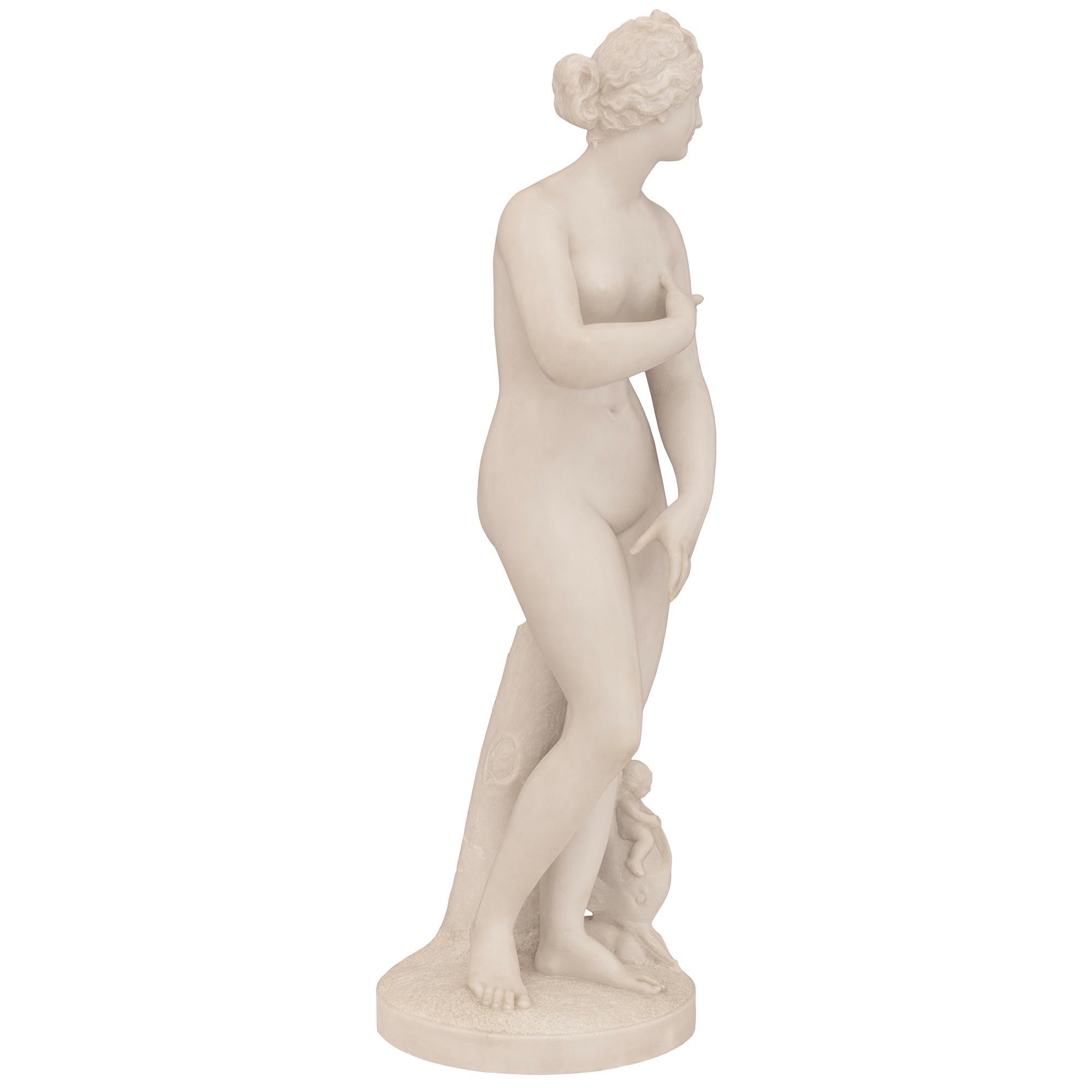 Italian 19th Century White Carrara Marble Statue Of Venus De Medici In Good Condition For Sale In West Palm Beach, FL