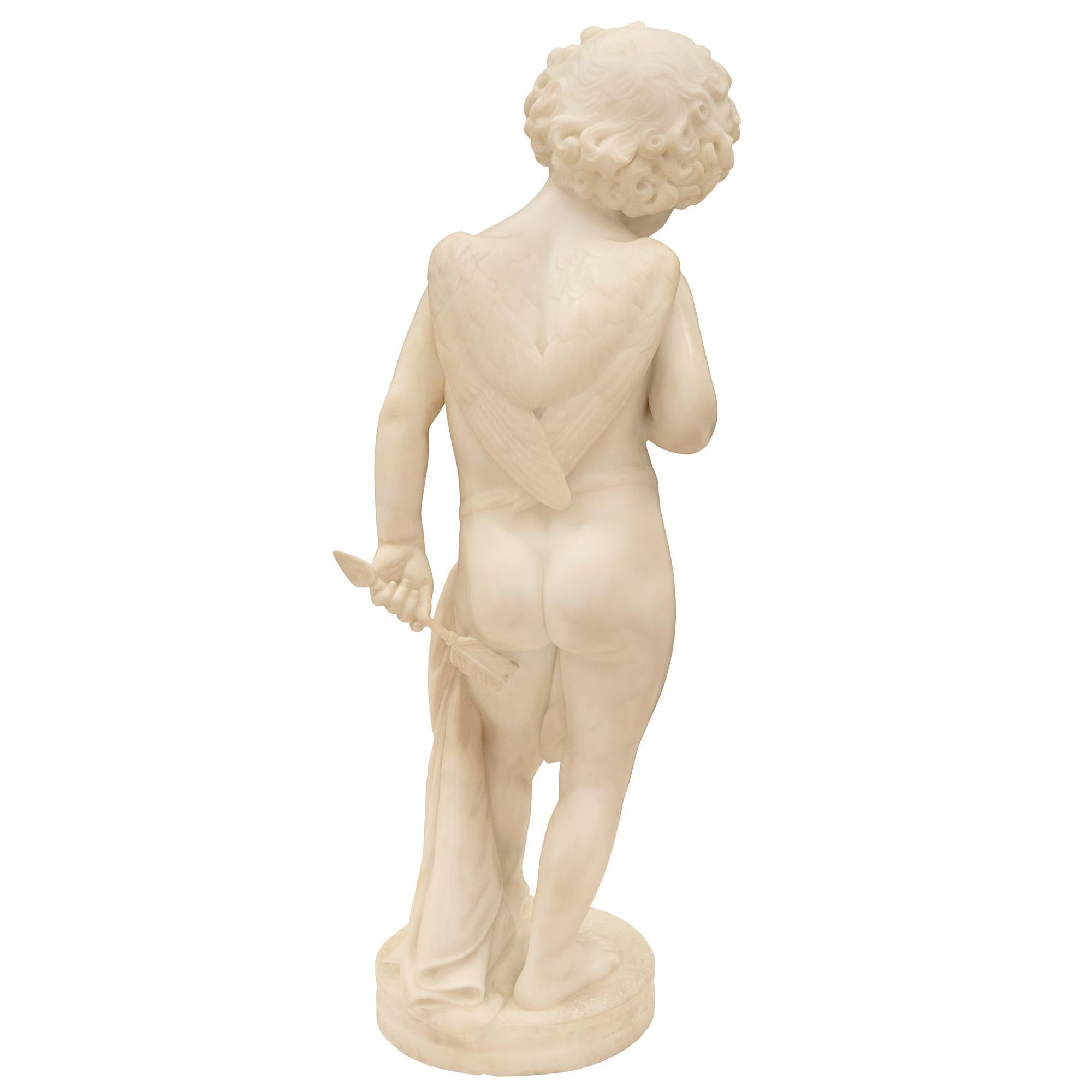 Marbre de Carrare Statue italienne du XIXe siècle en marbre blanc de Carrare représentant le jeune Cupidon en vente