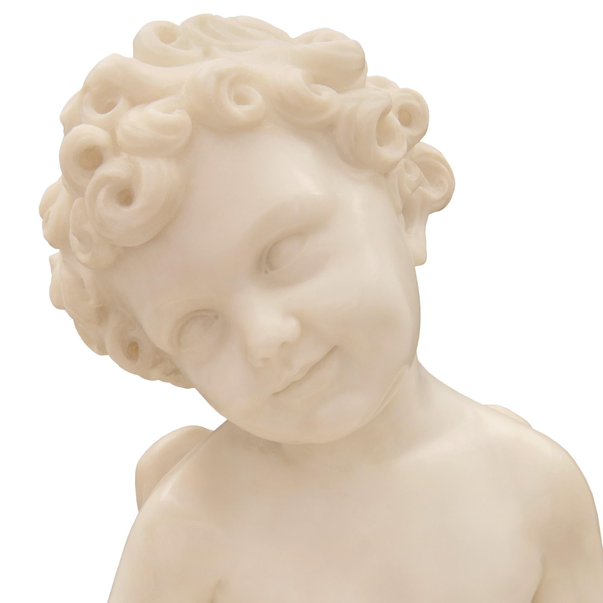 Statue italienne du XIXe siècle en marbre blanc de Carrare représentant le jeune Cupidon en vente 1