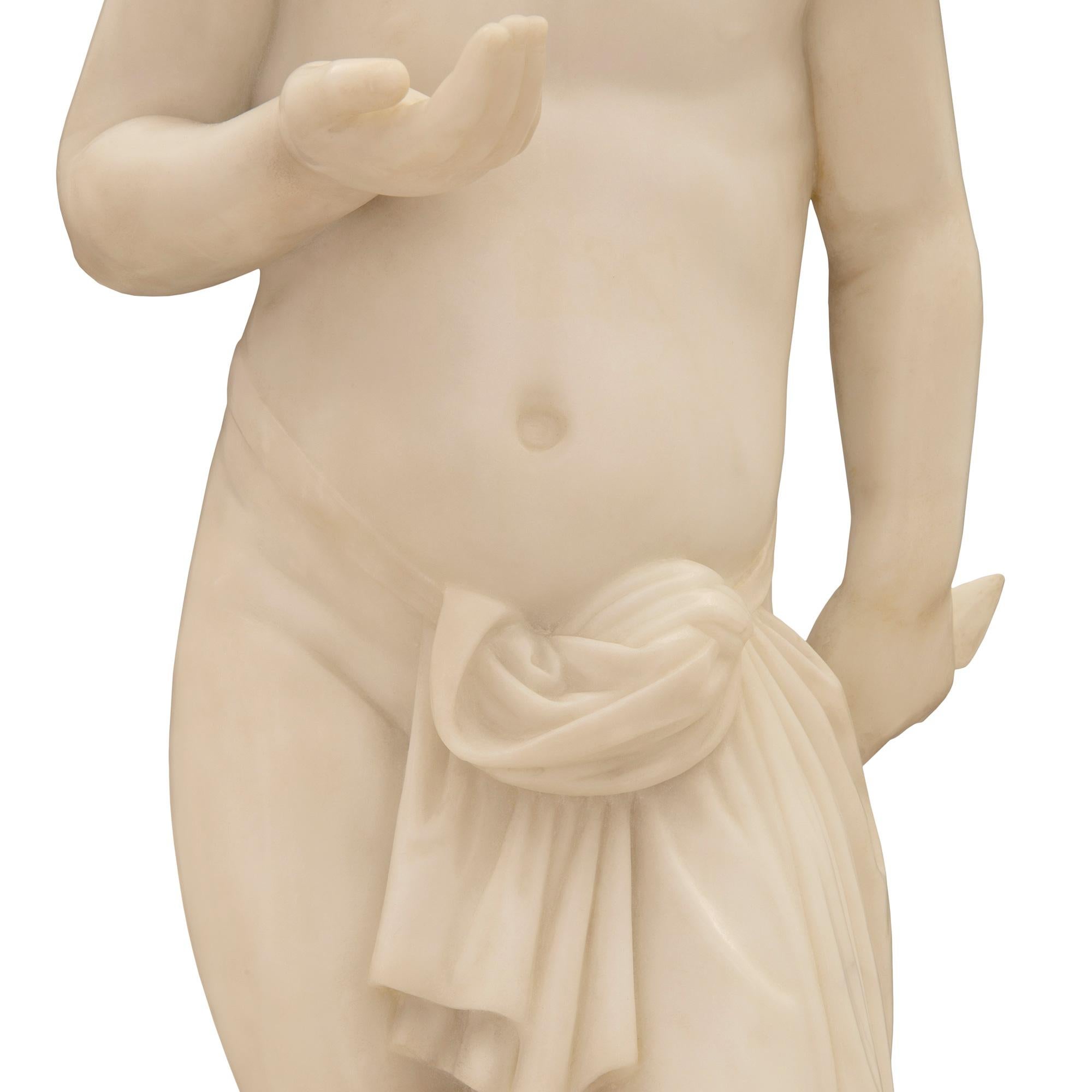 Statue italienne du XIXe siècle en marbre blanc de Carrare représentant le jeune Cupidon en vente 2