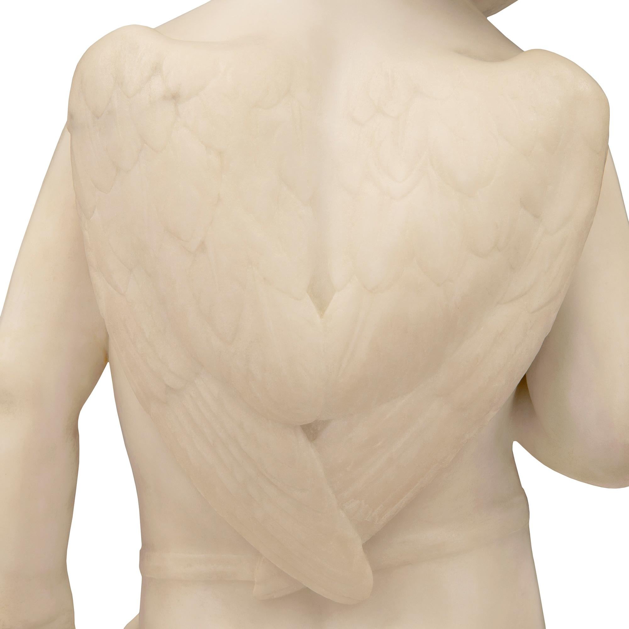 Statue italienne du XIXe siècle en marbre blanc de Carrare représentant le jeune Cupidon en vente 4