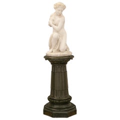 Statue italienne du 19ème siècle en marbre blanc de Carrare sur son piédestal d'origine