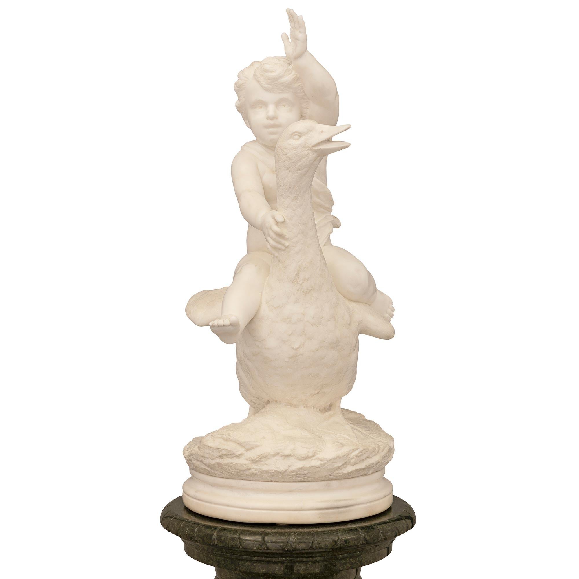 Italienische Statue aus weißem Carrara-Marmor des 19. Jahrhunderts auf originalem Sockel im Angebot 3