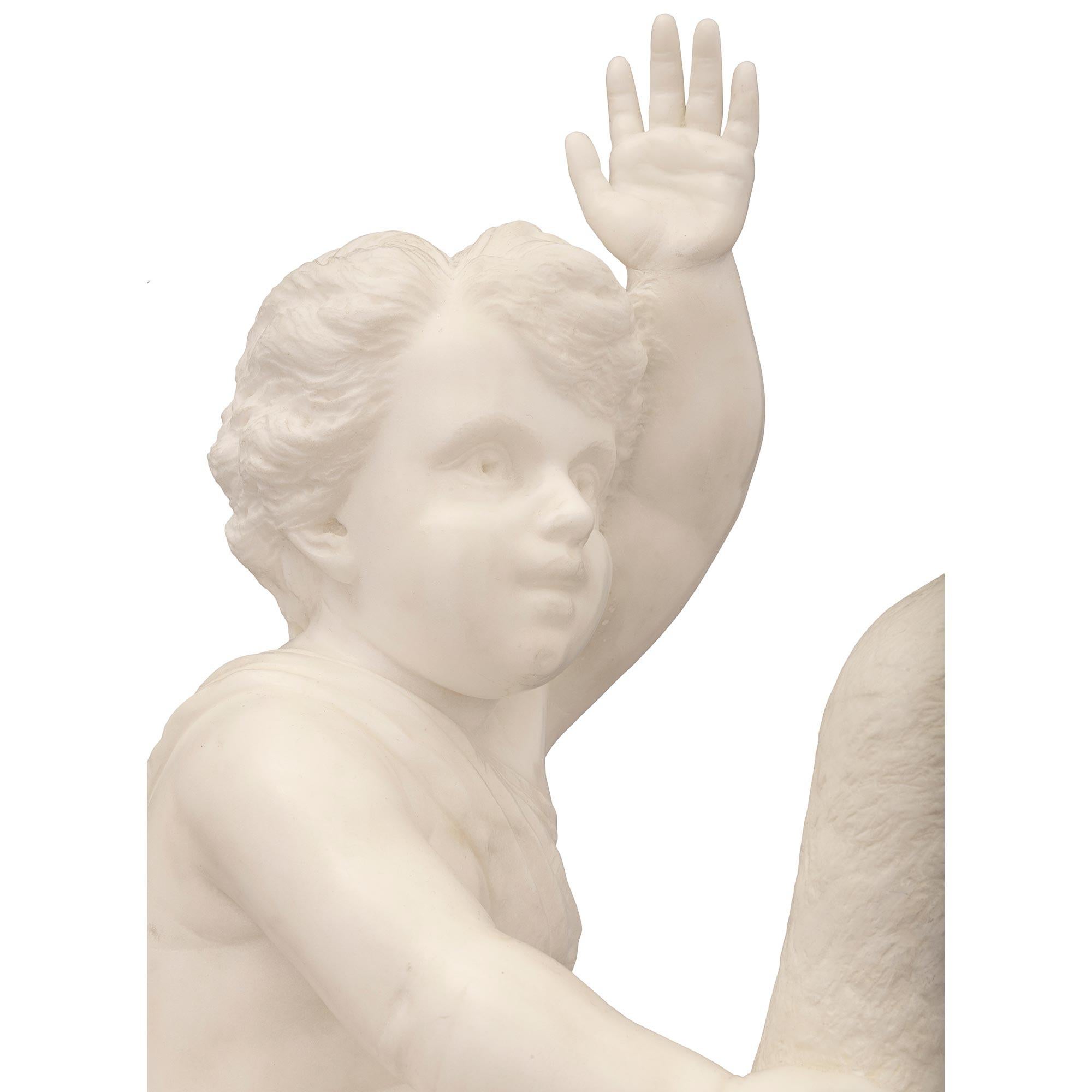 Italienische Statue aus weißem Carrara-Marmor des 19. Jahrhunderts auf originalem Sockel im Angebot 4