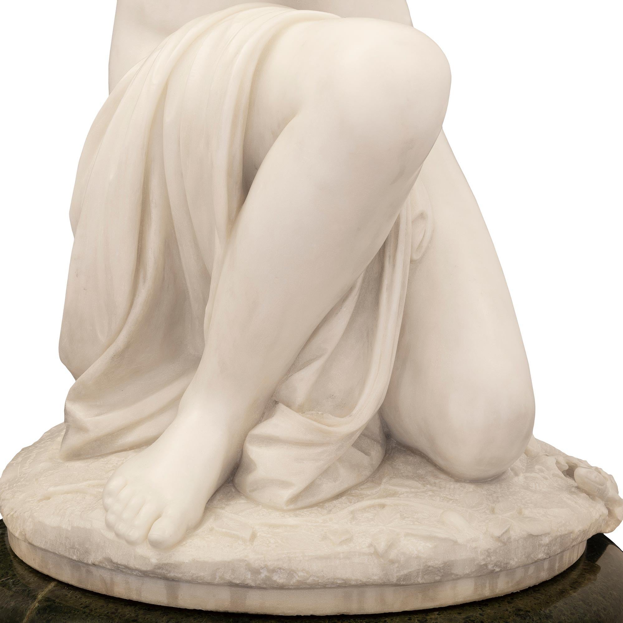 Statue italienne du 19ème siècle en marbre blanc de Carrare sur son piédestal d'origine en vente 3