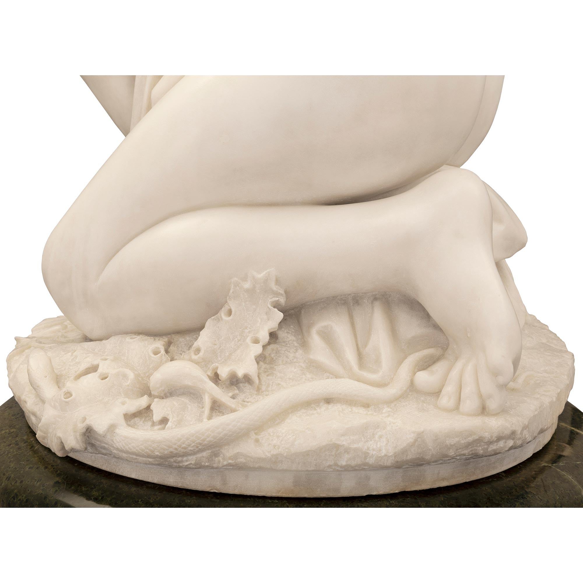 Statue italienne du 19ème siècle en marbre blanc de Carrare sur son piédestal d'origine en vente 4