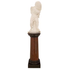 Statua italiana in marmo bianco di Carrara del XIX secolo sul piedistallo originale