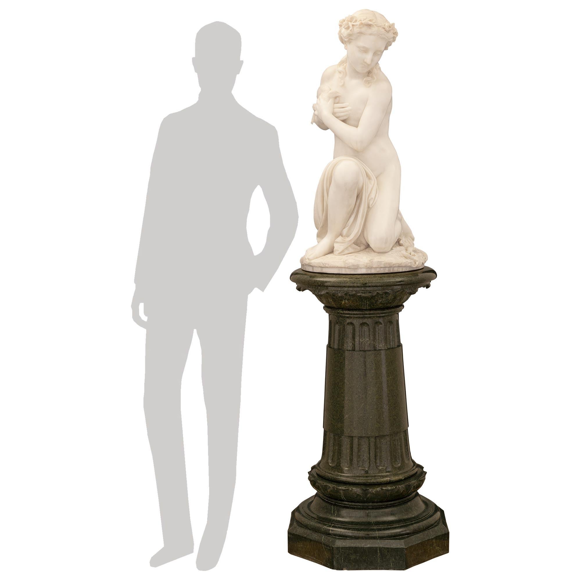 Statue italienne du 19ème siècle en marbre blanc de Carrare sur son piédestal d'origine