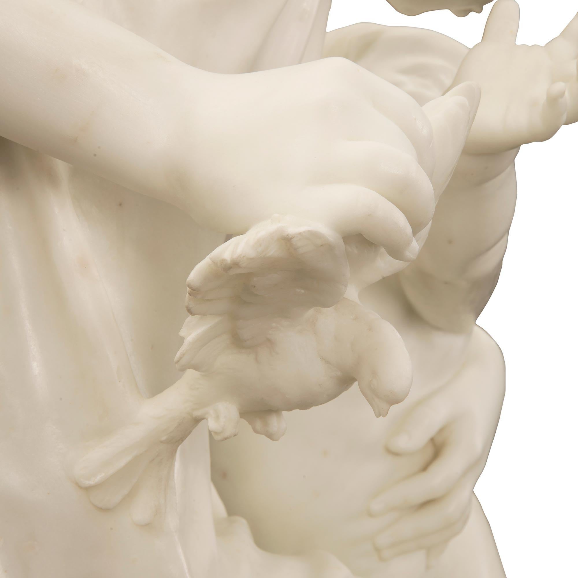 Statue italienne du 19ème siècle en marbre blanc de Carrare sur son piédestal pivotant d'origine en vente 2