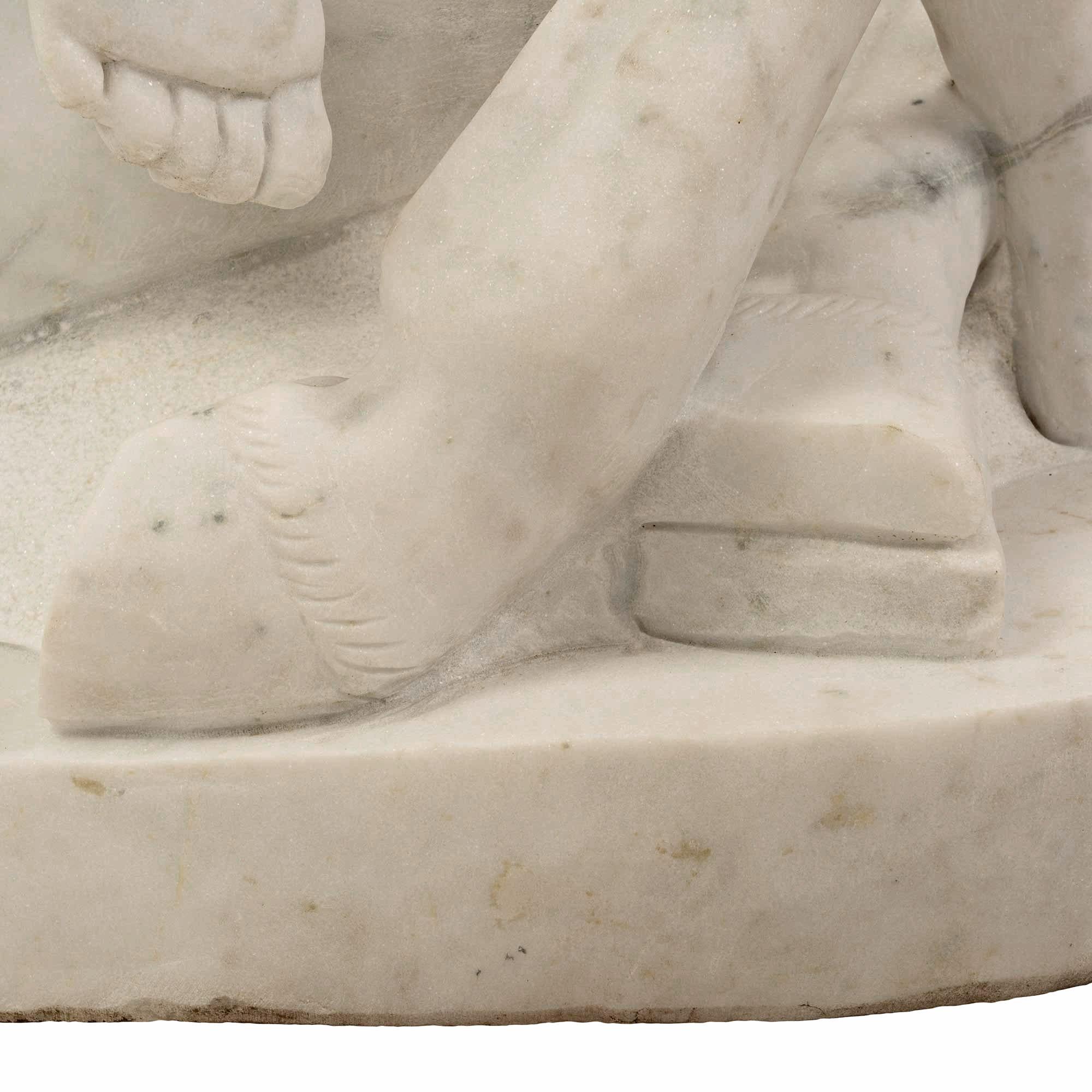 Statua italiana in marmo bianco di Carrara del XIX secolo Teseo e il Minotauro in vendita 2