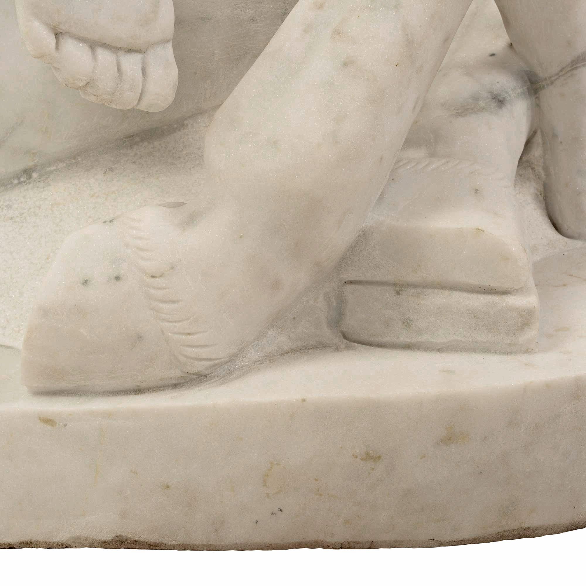 Italienische Statue des Theseus und des Minotauren aus weißem Carrara-Marmor des 19. Jahrhunderts im Angebot 7