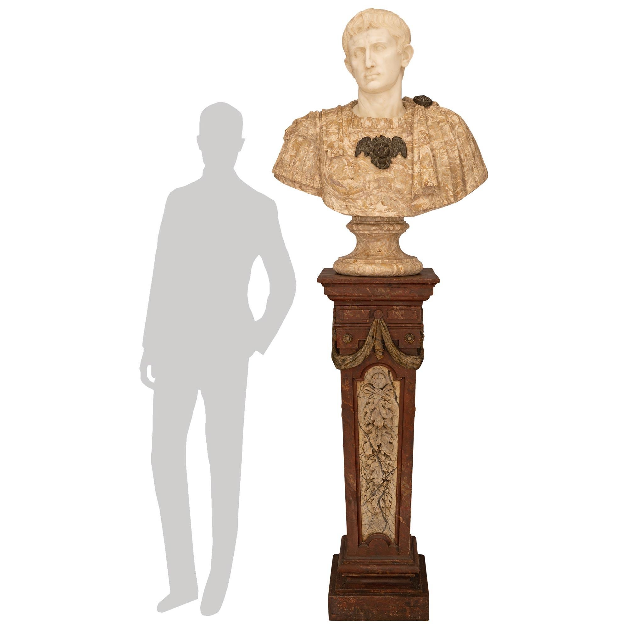 Eine hübsche und beeindruckende italienische Büste aus weißem Carrara, Sarrancolin-Marmor, patinierter Bronze und künstlich bemaltem Marmor von August Caesar aus dem 19. Diese außergewöhnliche Büste steht auf einem wunderschönen Sockel aus