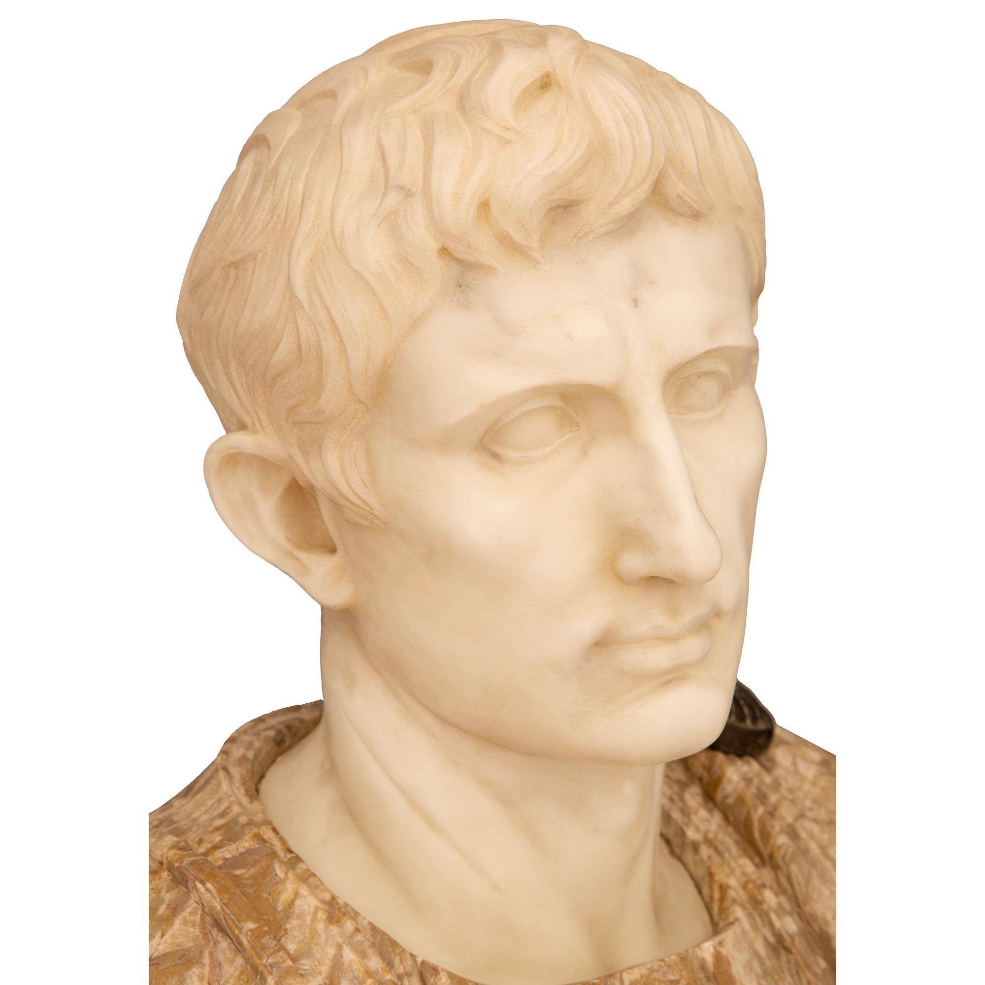 Italienische Büste des August Caesar aus weißem Carrara- und Sarrancolin-Marmor aus dem 19. Jahrhundert im Angebot 1