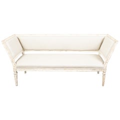Weiß lackiertes italienisches Sofa des 19. Jahrhunderts mit schrägen Seiten und Patina im Used-Look