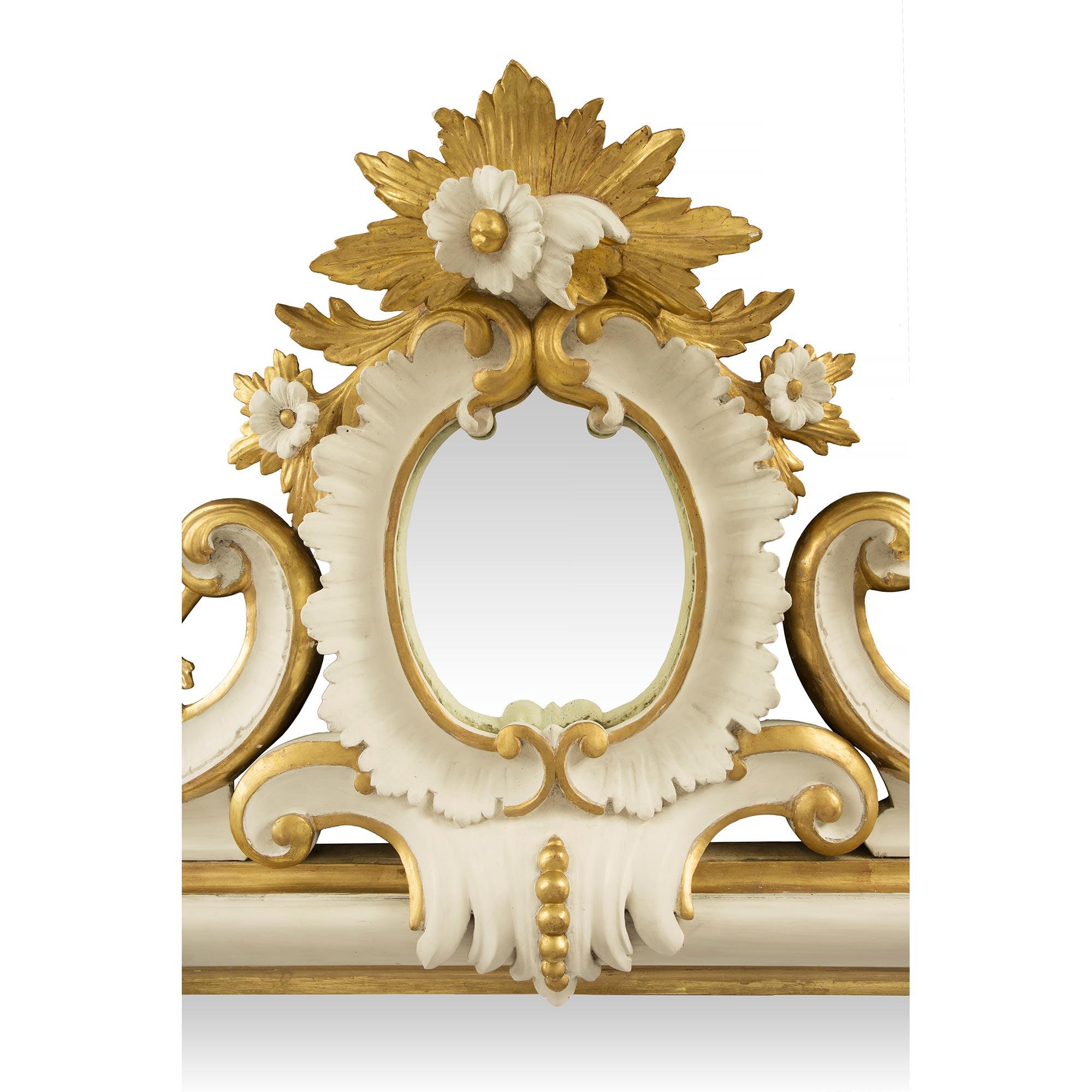 Miroir italien du 19ème siècle en bois blanc polychrome et doré Bon état - En vente à West Palm Beach, FL