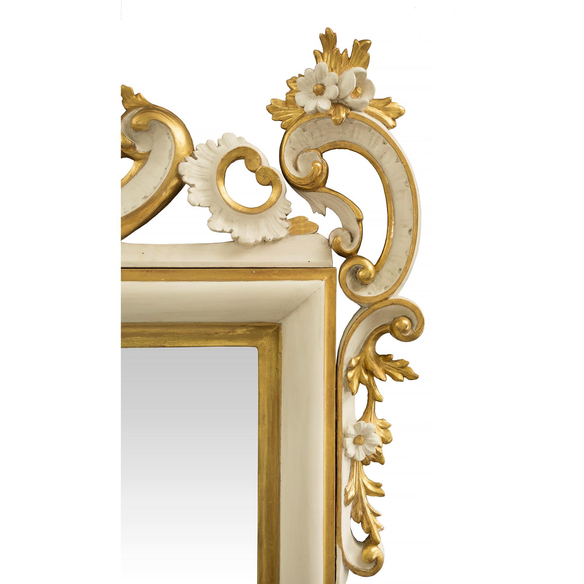 XIXe siècle Miroir italien du 19ème siècle en bois blanc polychrome et doré en vente