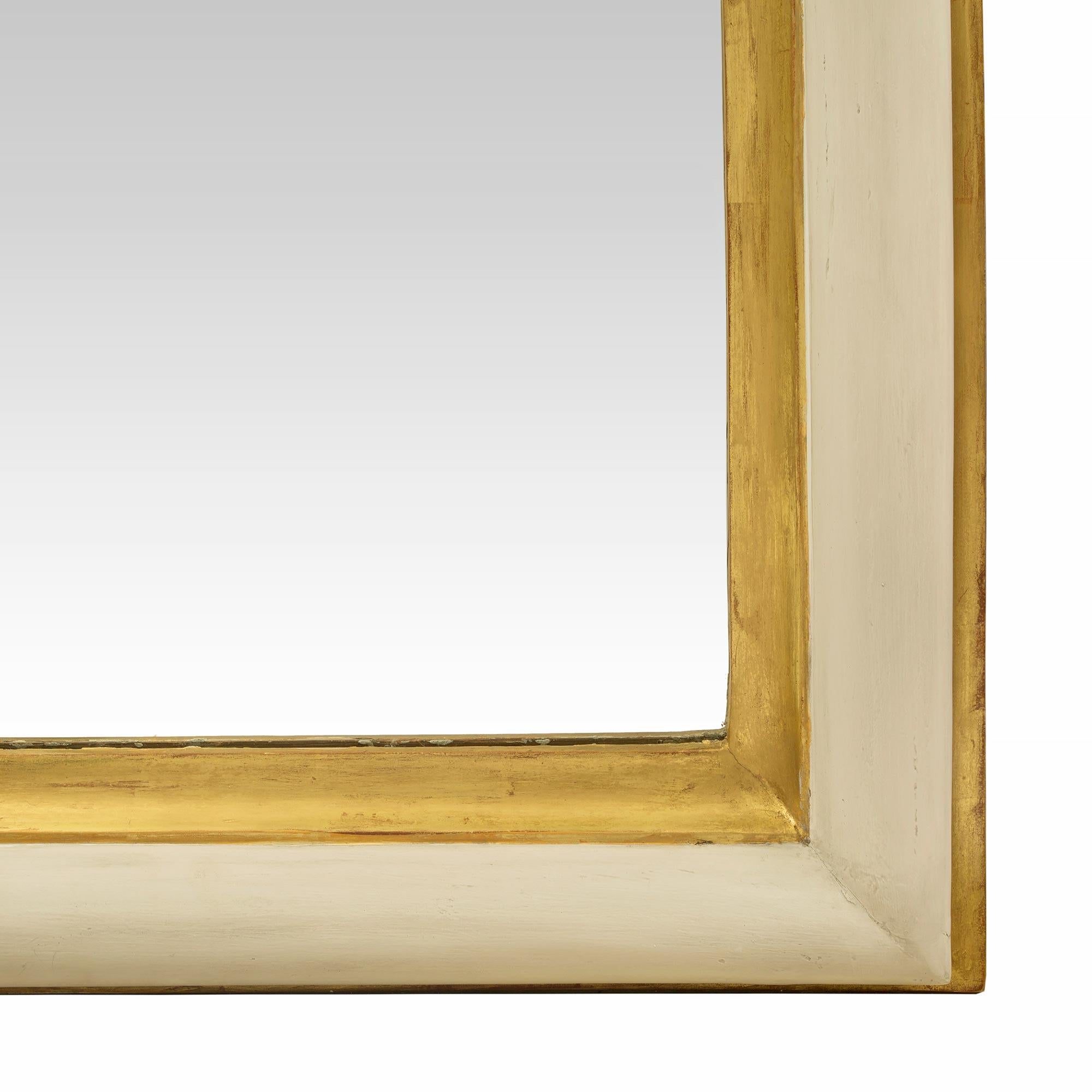 Miroir italien du 19ème siècle en bois blanc polychrome et doré en vente 2