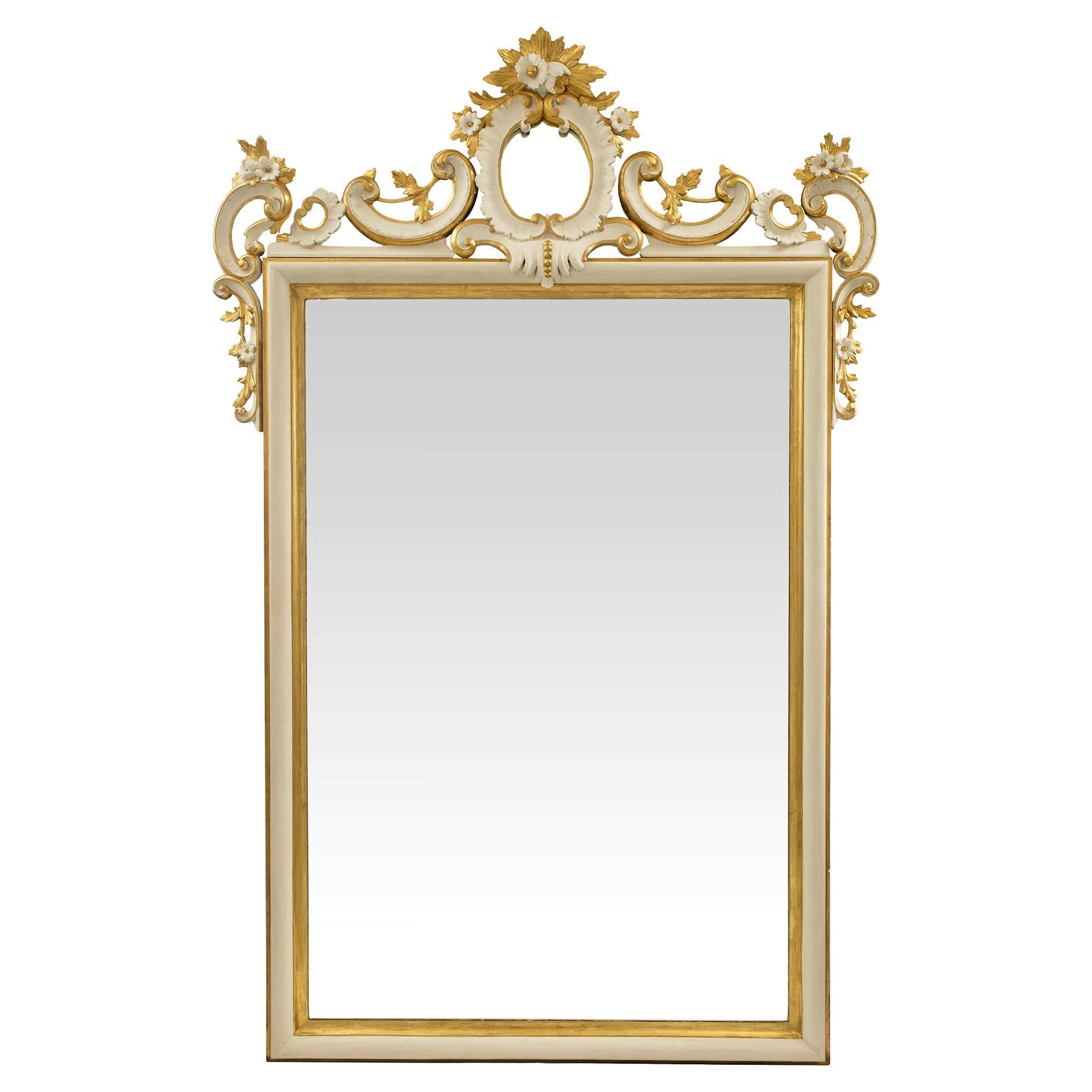 Miroir italien du 19ème siècle en bois blanc polychrome et doré en vente