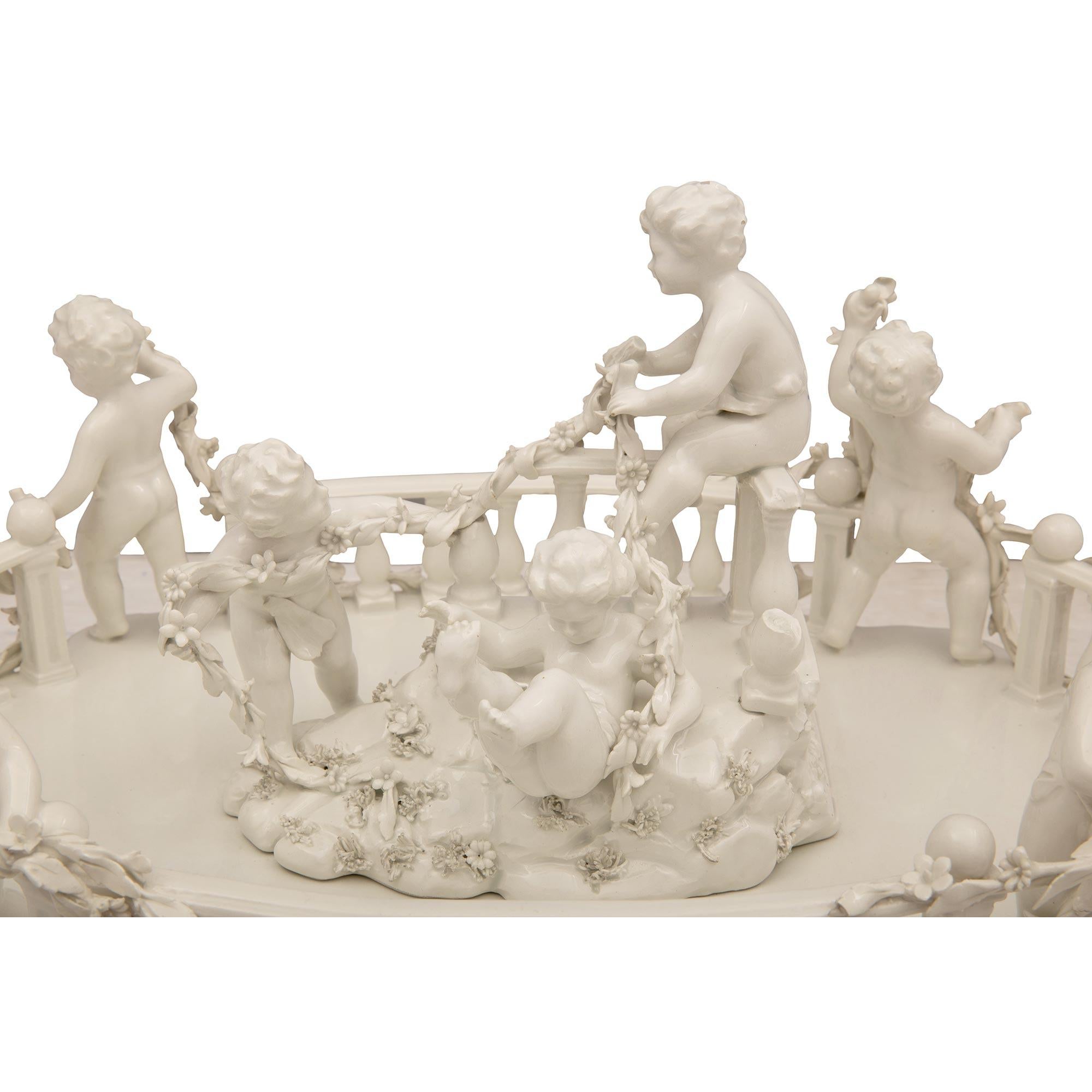 Centre de table italien du 19ème siècle en porcelaine blanche, signé Bassano en vente 1