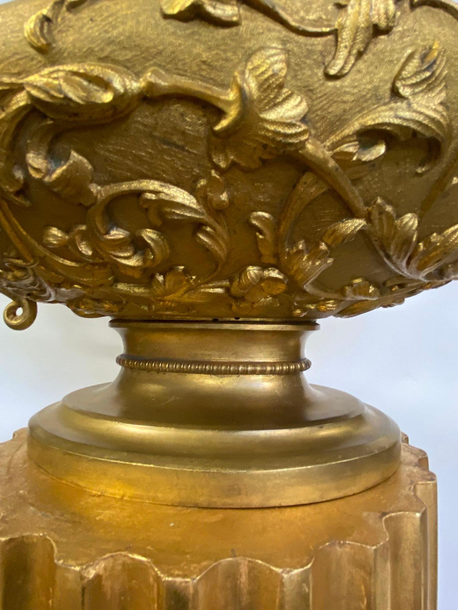 Pedestal de Madera Italiano del Siglo XIX con Candelabro de Bronce de Querubines y Wyvern en venta 3
