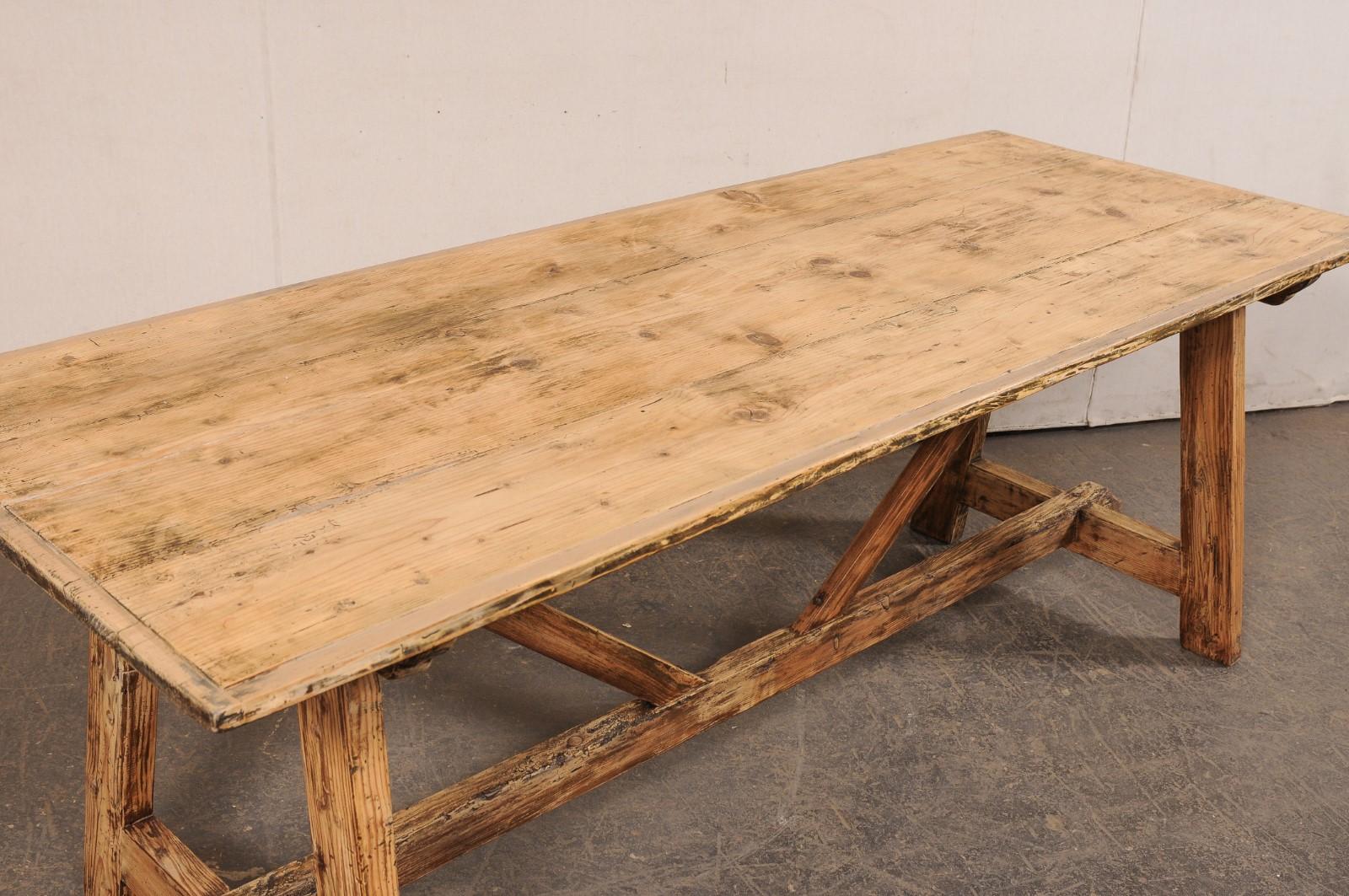 Italienischer Holztisch mit Sawhorse-Beinen aus dem 19. Jahrhundert, 7+ Fuß im Angebot 1