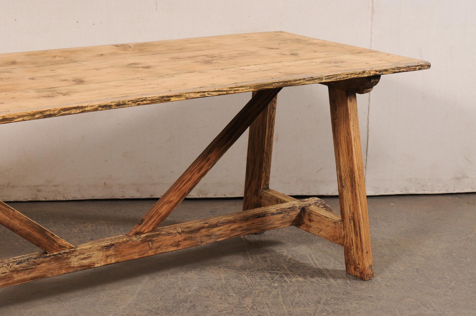 Italienischer Holztisch mit Sawhorse-Beinen aus dem 19. Jahrhundert, 7+ Fuß im Angebot 2